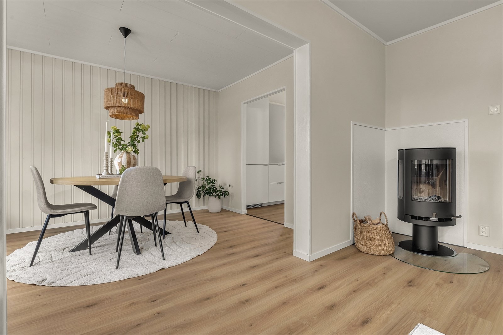 I stuen er det vedfyring Galleribilde