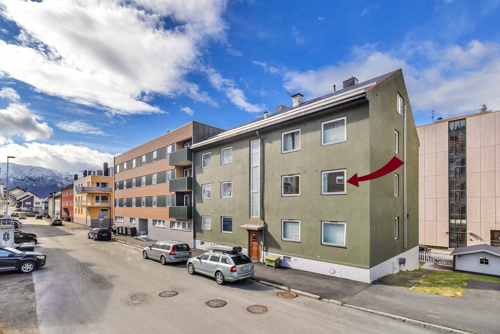 Adkomst til blokken fra Dronningens gate og i bakgård Galleribilde