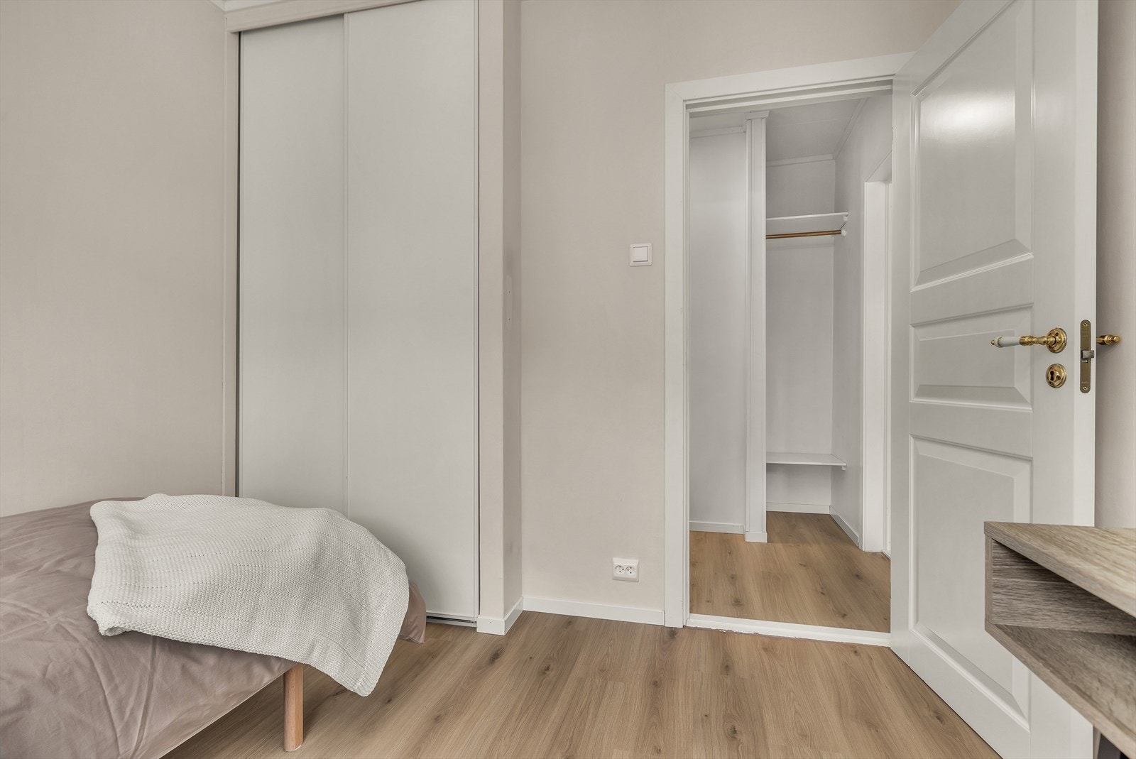 Soverom 2 med oppbevaring i skyvedørsgarderobe Galleribilde