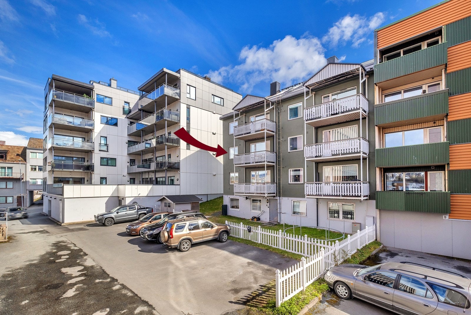 Leiligheten ligger i 2. etasje med vestvent balkong, parkering i bakgård på sameiets eiendom Galleribilde