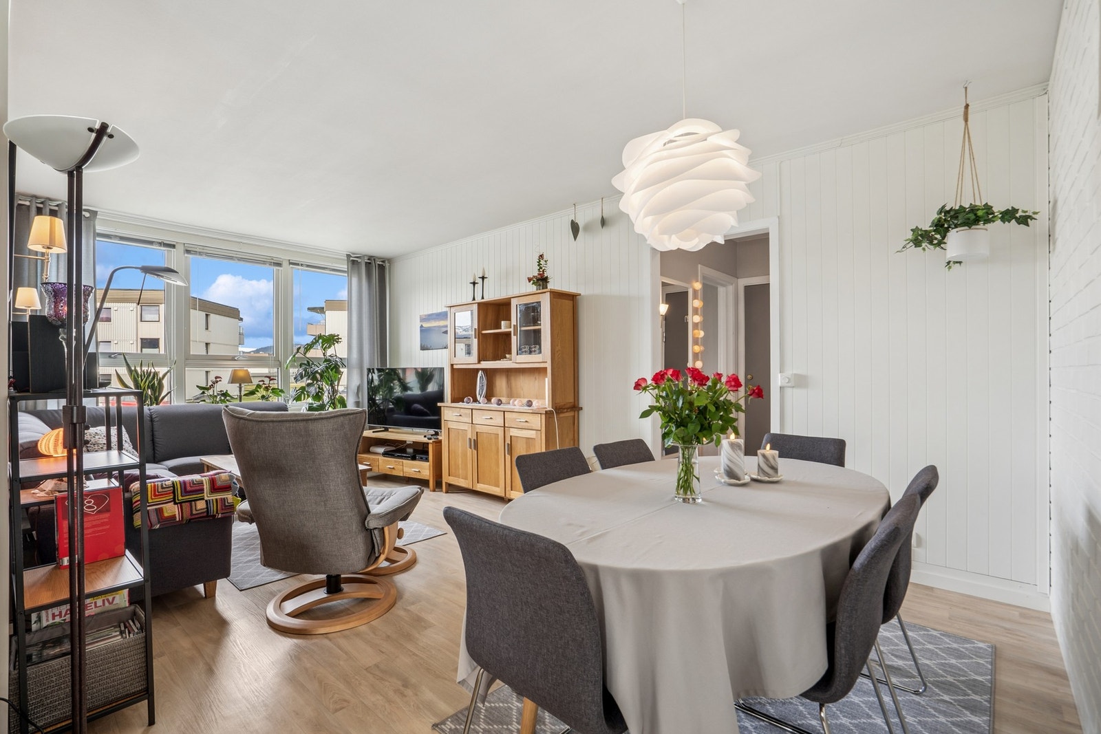 Stuen har plass til både spisebord og sofagruppe. Oppvarming skjer via radiatorer tilknyttet fjernvarmeanlegg. Galleribilde