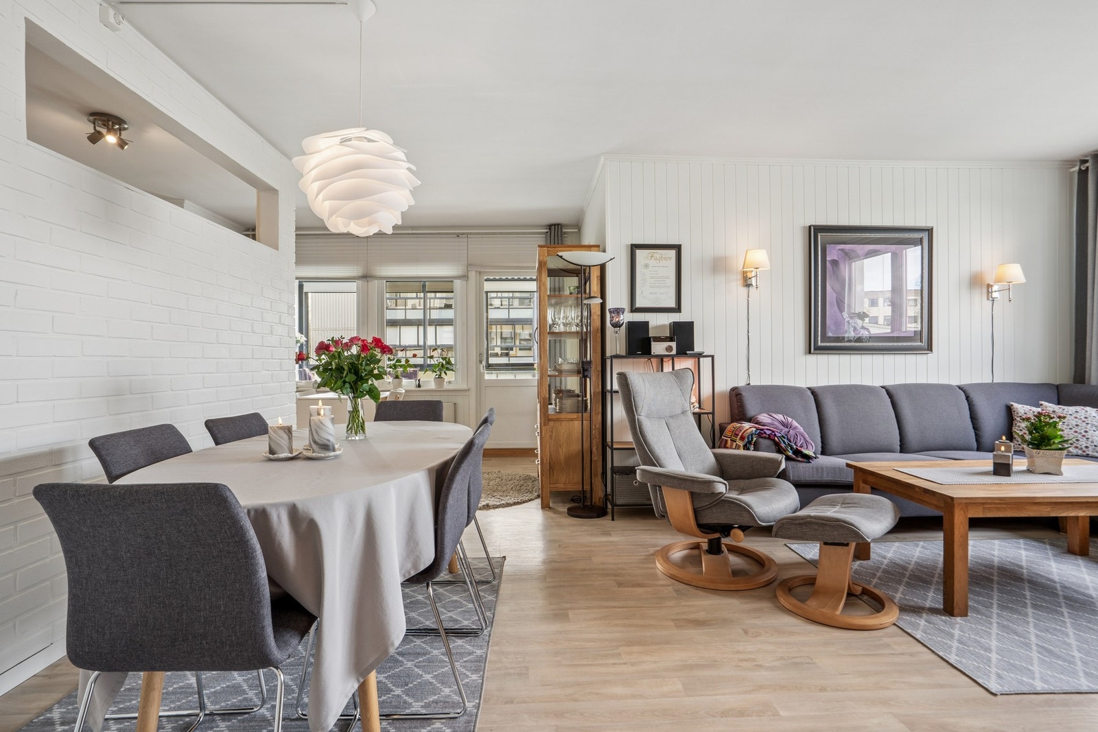 Fra entréen åpner leiligheten seg mot stue og kjøkken. Galleribilde