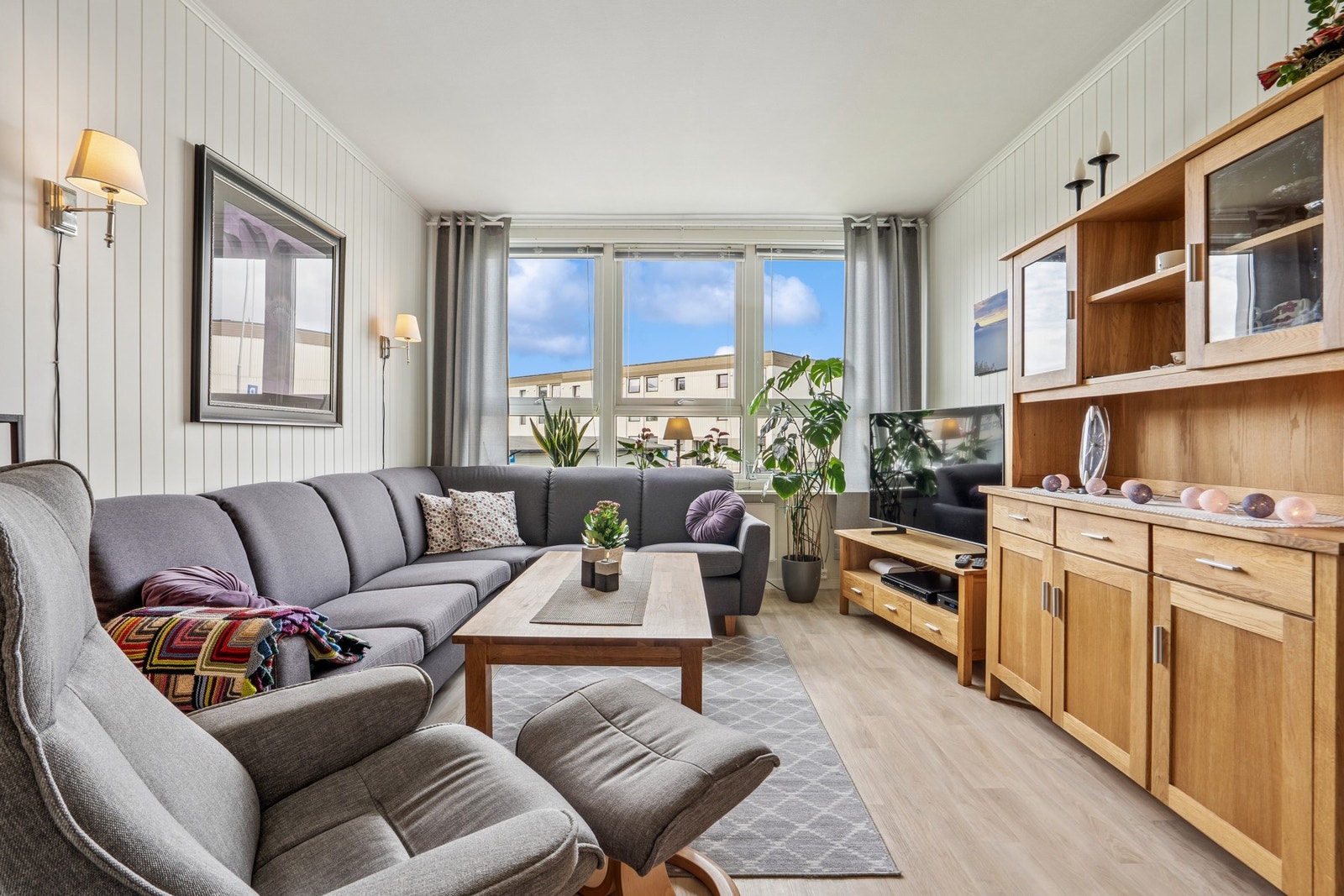 Leiligheten har vinduer av tre og PVC med 2- og 3-lags isolerglass. Galleribilde