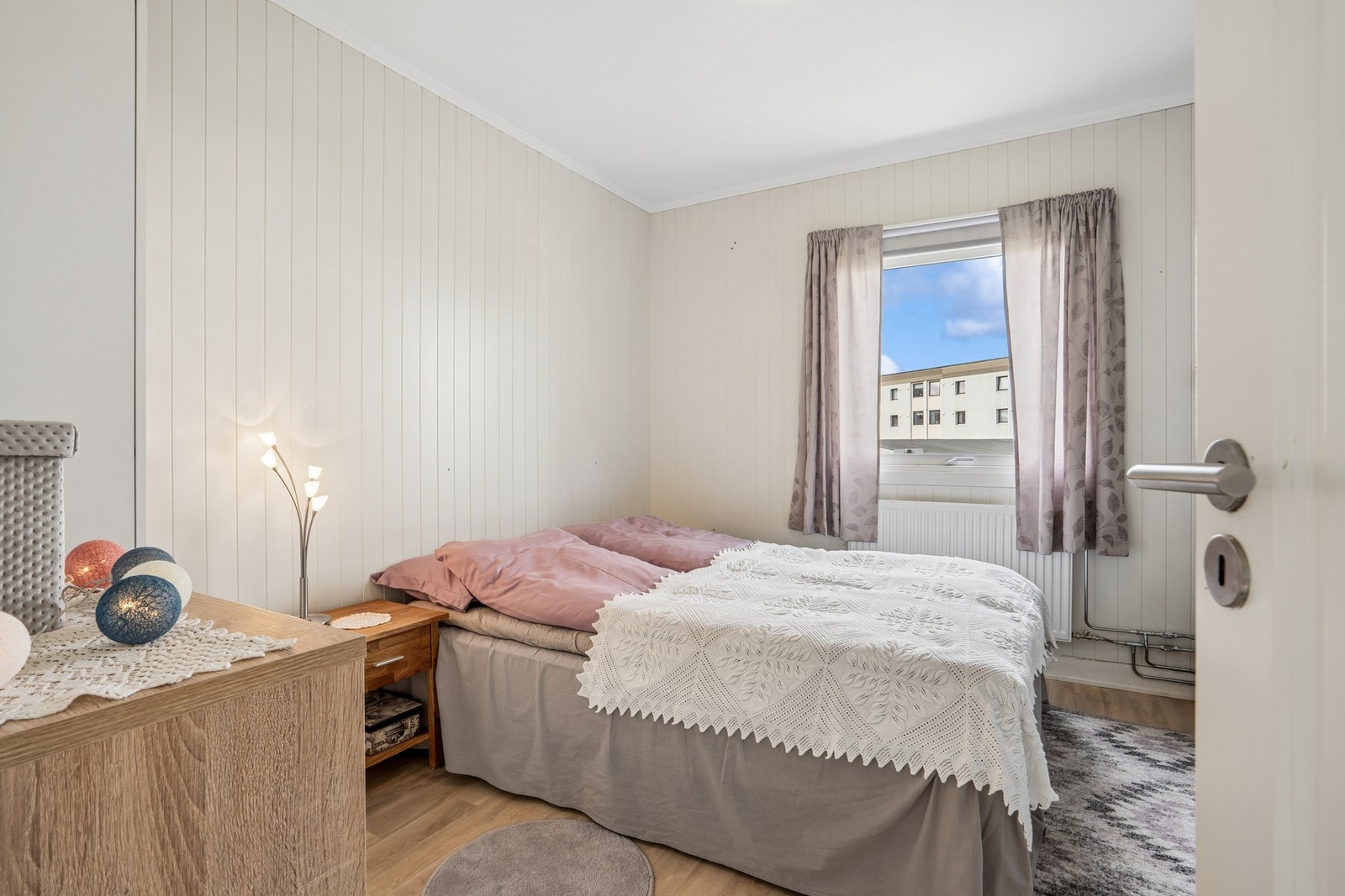 Leiligheten har to soverom. Dette rommet har plass til dobbeltseng. Galleribilde