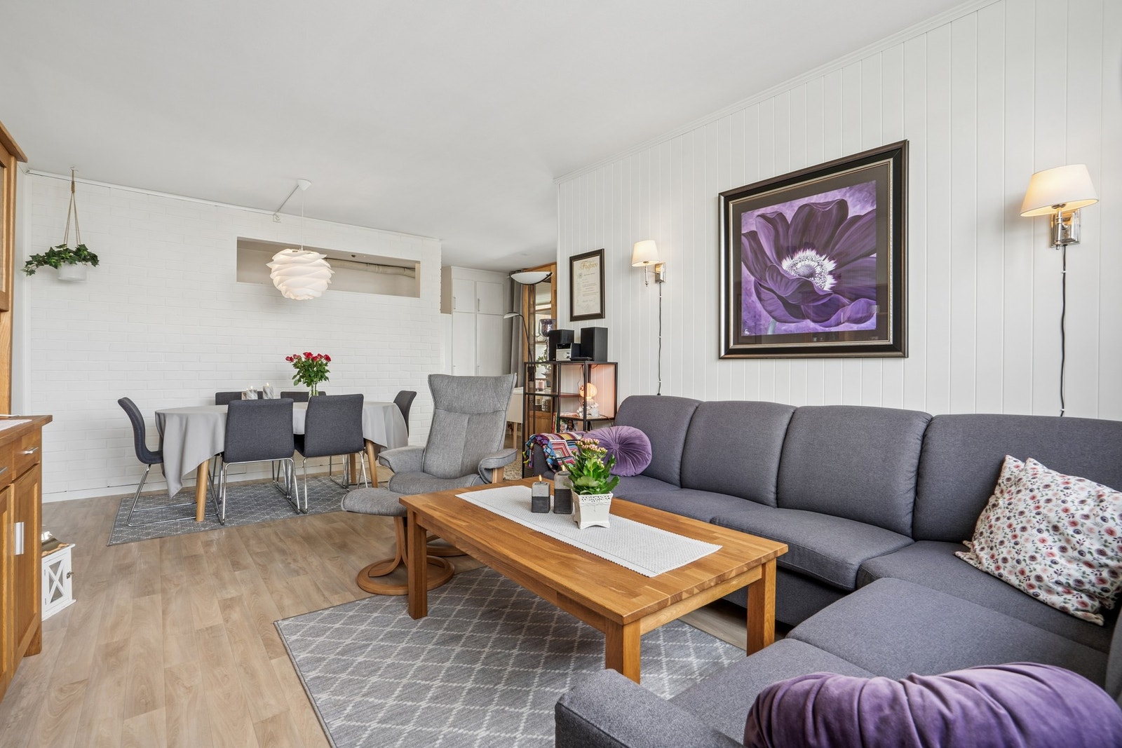 Gjennomgående laminatgulv i oppholdsrommene. Galleribilde