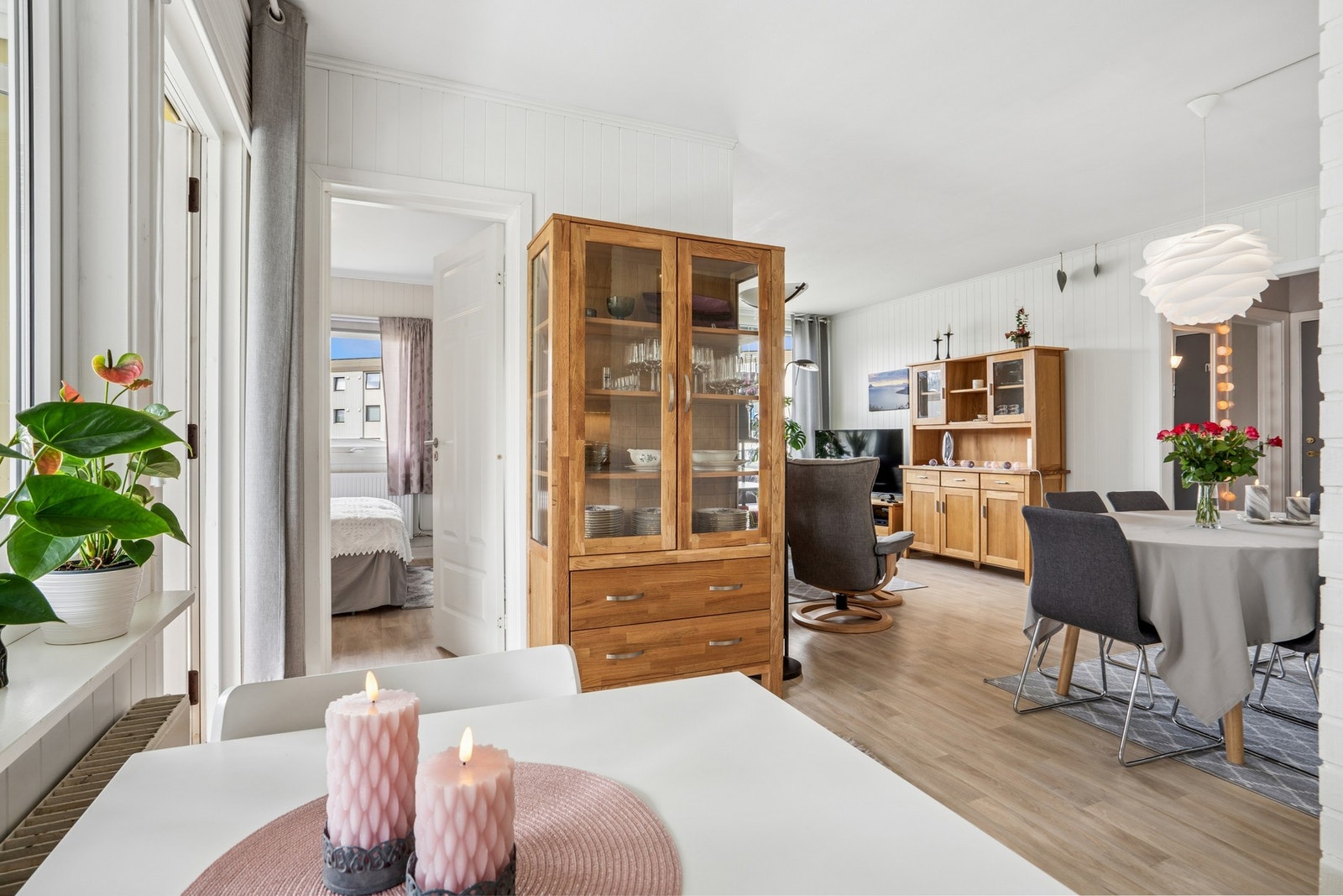 Soverommene ligger praktisk til i leiligheten, adskilt fra hverandre. Galleribilde