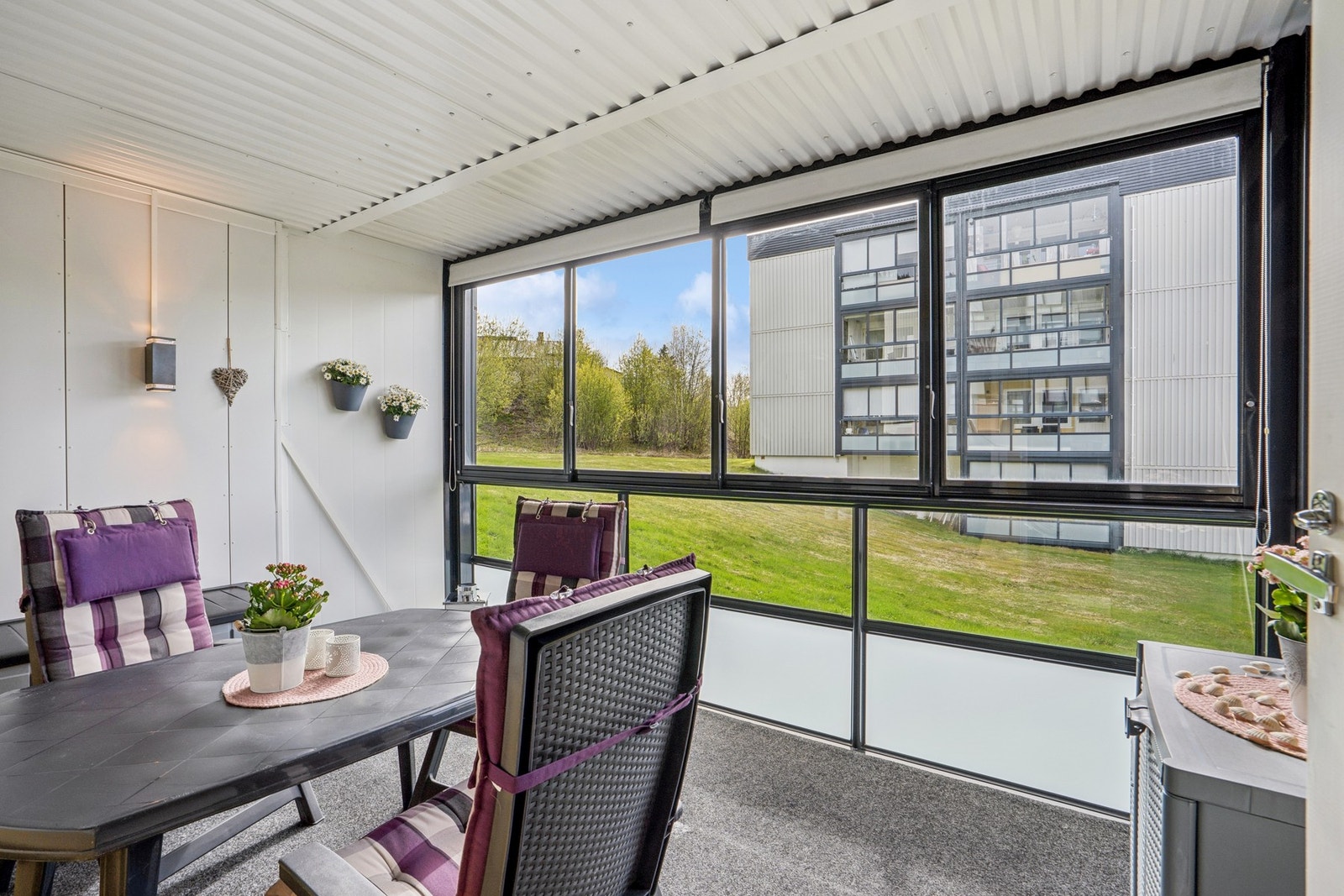 Den innglassede balkongen utvider stuen og gir et ekstra oppholdsrom store deler av året. Galleribilde