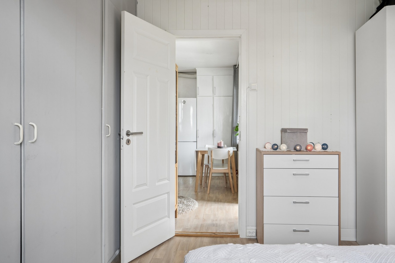 Godt med oppbevaringsplass i garderobeskap. Galleribilde