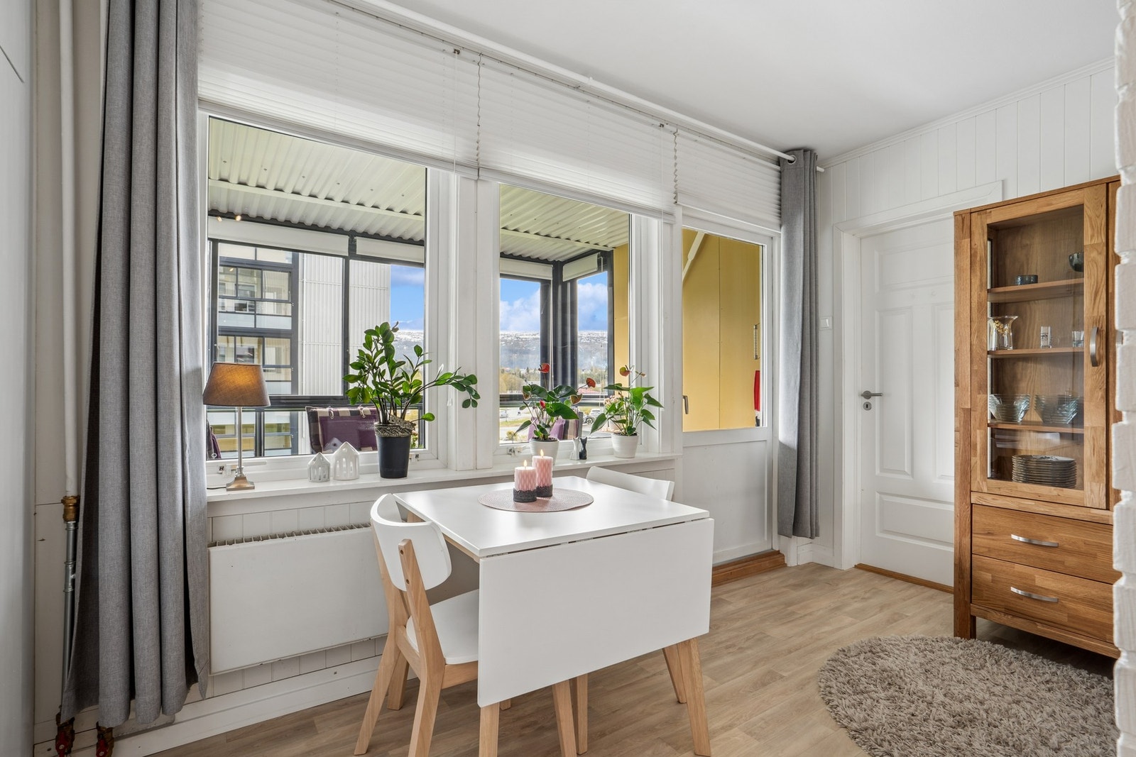 Fra stuen er det direkte utgang til balkongen gjennom en malt tredør med isolerglass. Galleribilde