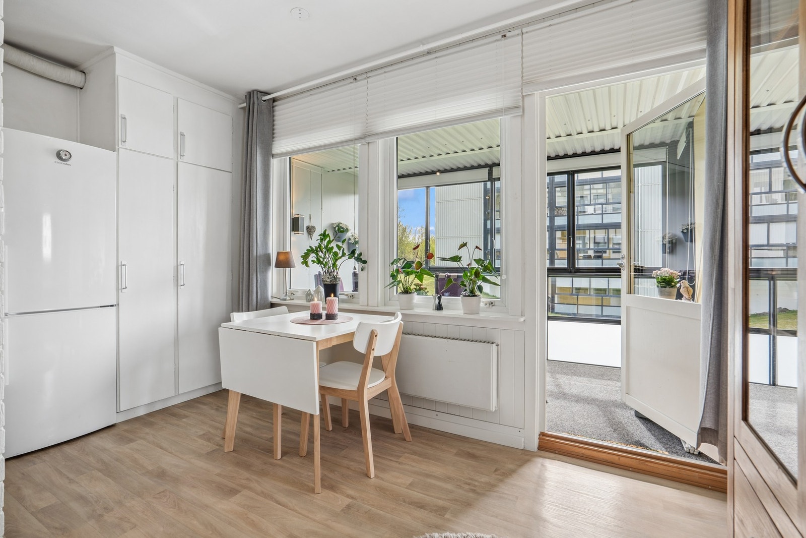 En lys og fin spiseplass ved vinduene mot balkongen. Galleribilde
