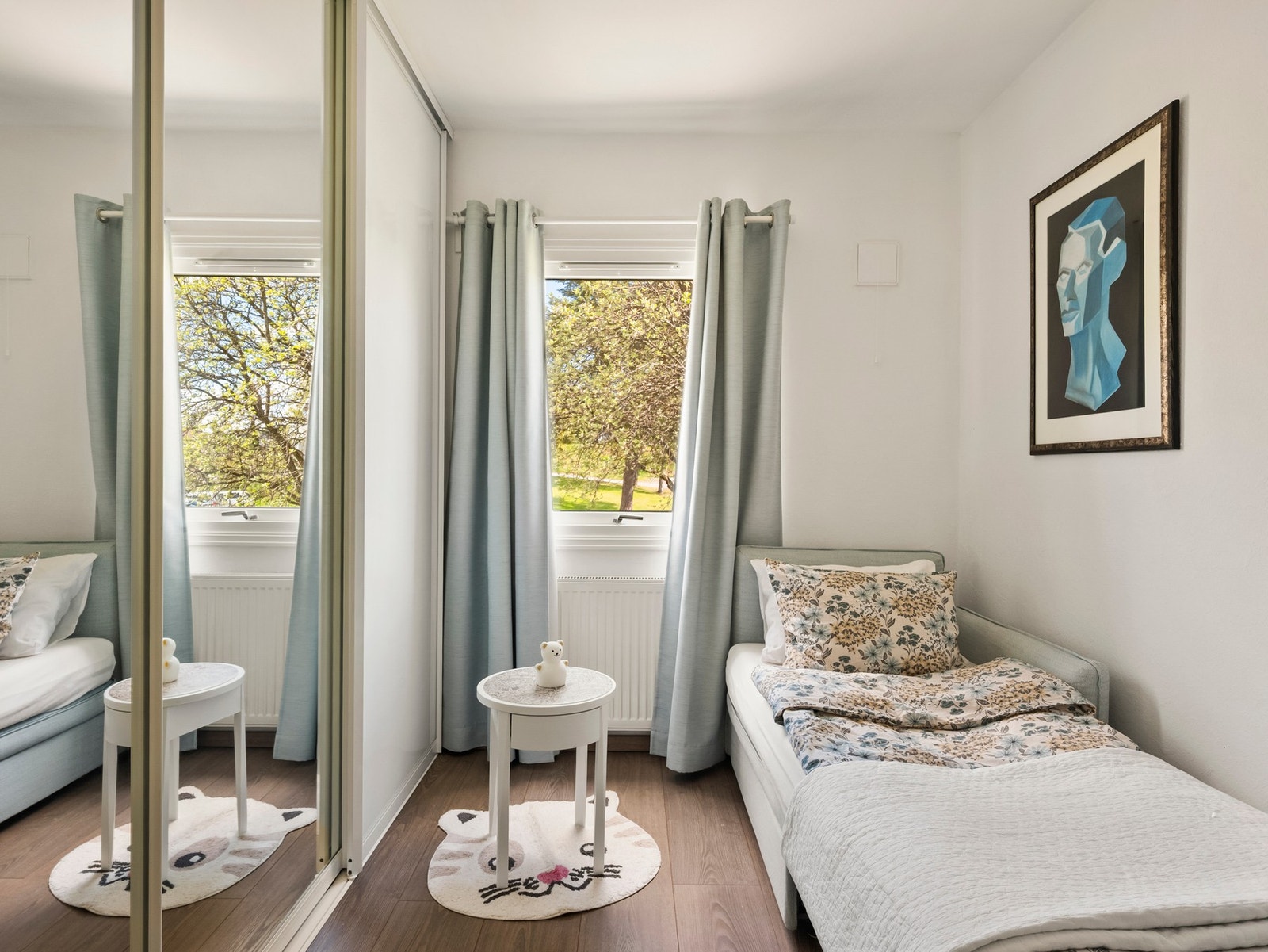 Fra entrèen har du inngang til leilighetens første soverom med plass til seng, nattbord og skyvedørsgarderobe Galleribilde