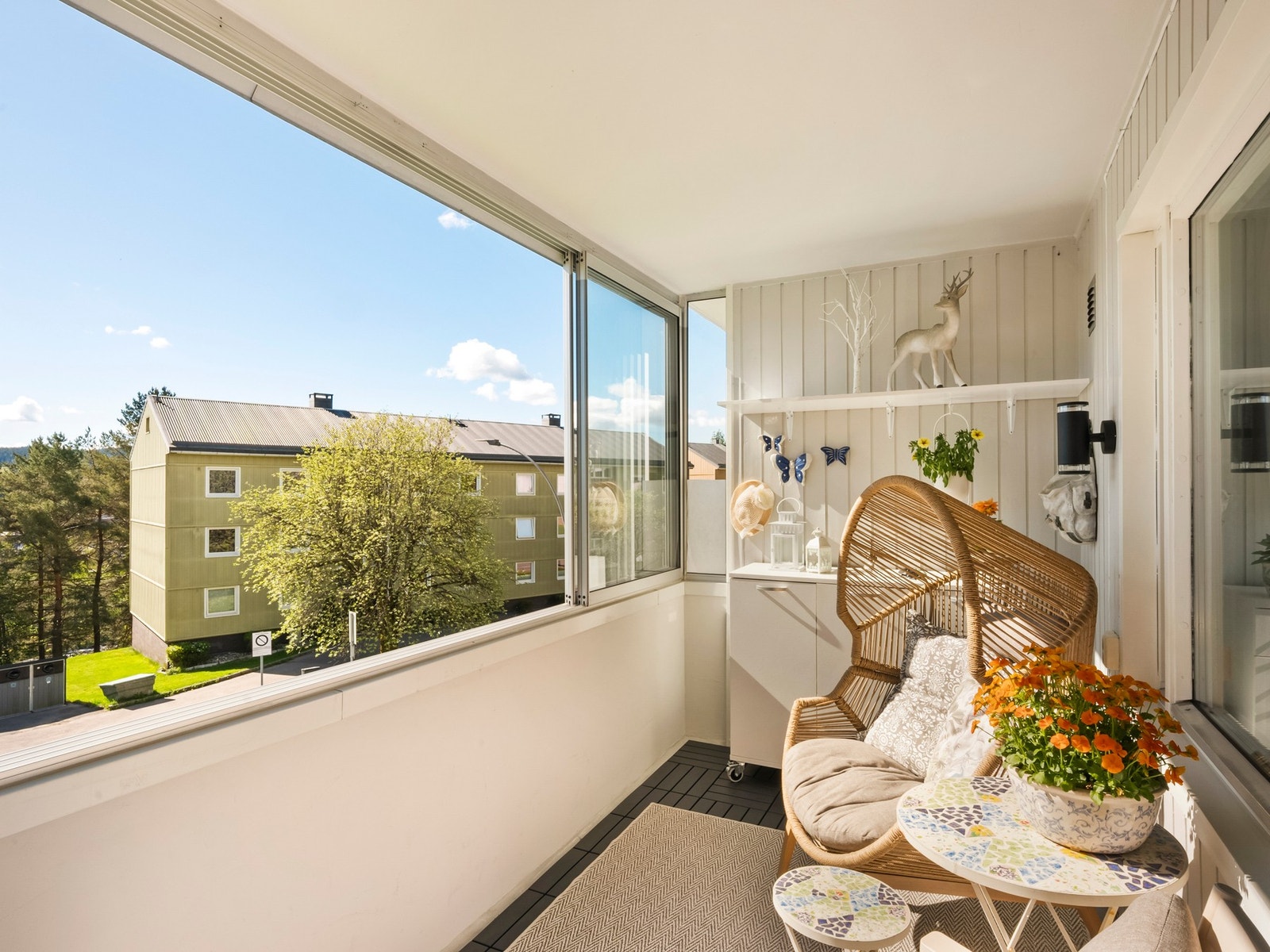 Fra stuen har man direkte adkomst til en herlig innglasset balkong vendt mot rolige omgivelser, helt ideelt for avslapning og hyggelige sommerkvelder! Galleribilde