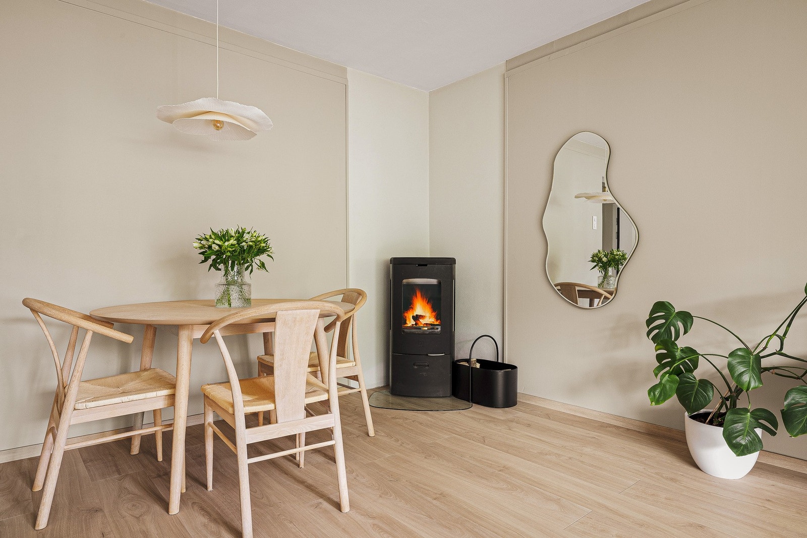 Herlig peisovn i stue som skaper hygge og gir god varme på kalde vinterdager. Galleribilde