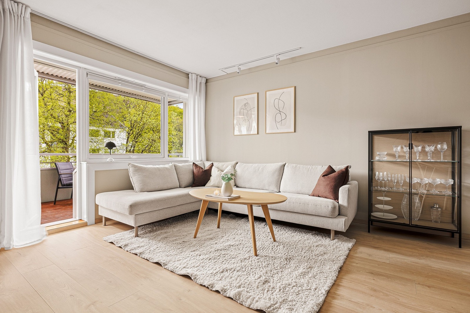 Det er god plass til både sofagruppe og spisebord. Galleribilde