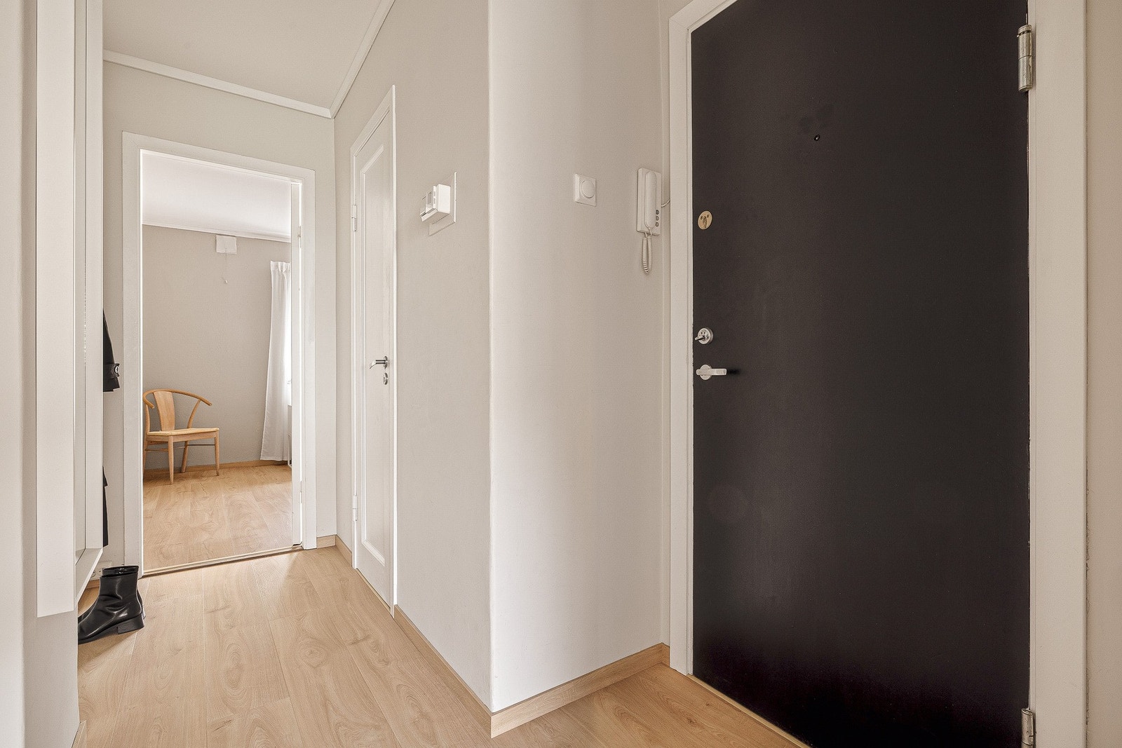 Romslig og innbydende entré på 5,2 kvm med god plass til å henge fra seg yttertøy. Galleribilde