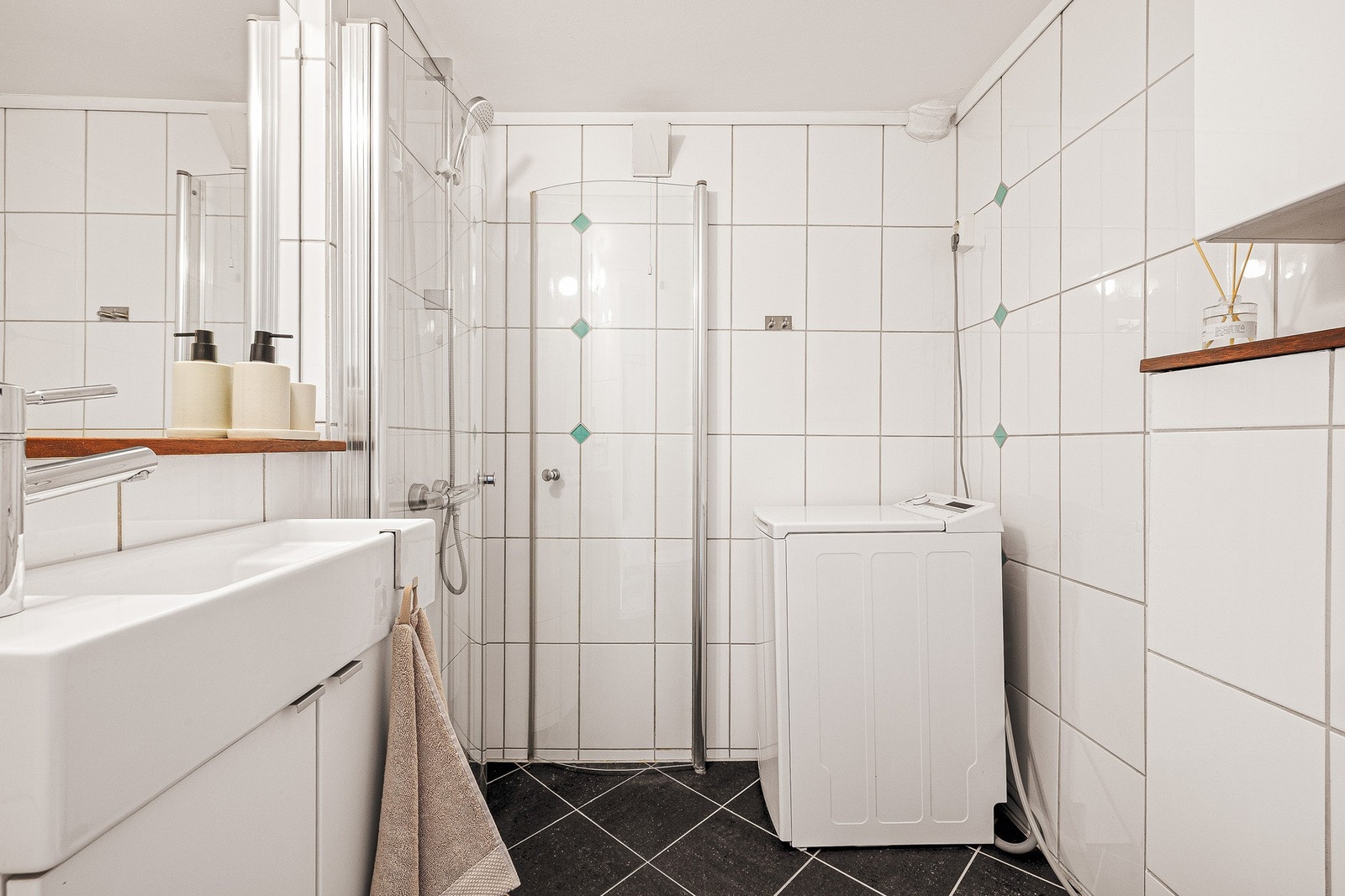 Fint helfliset bad med varme i gulv. Galleribilde