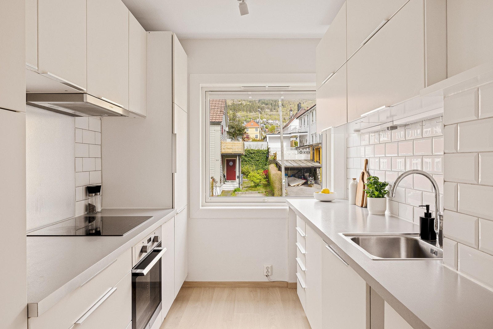 Det er godt med skap- og benkeplass på kjøkkenet som gjør matlagingen til en drøm. Galleribilde