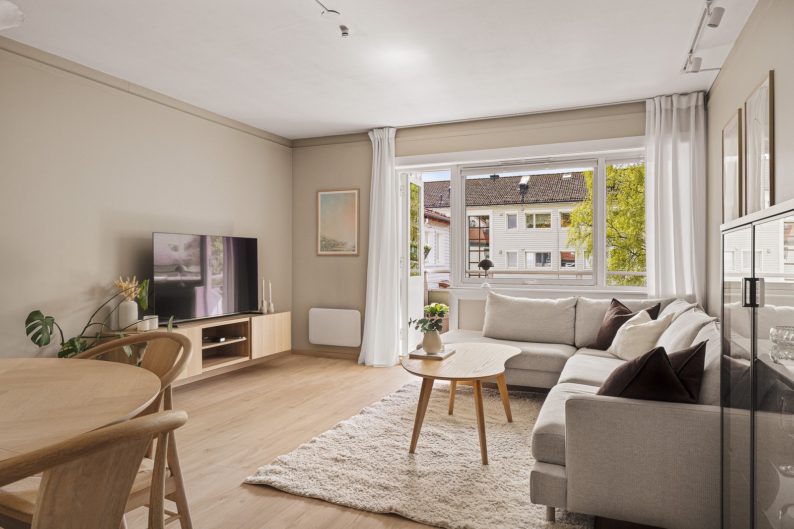 Leiligheten har lyse overflater og fint 1-stavs laminat. Galleribilde