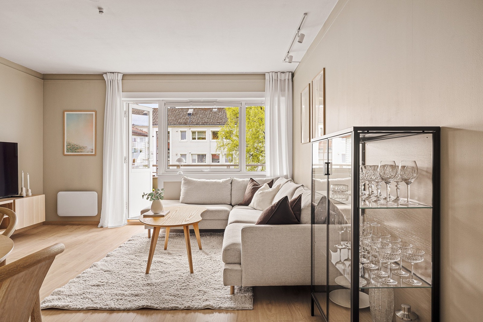 Stuen har en praktisk utforming som gjør den lett å møblere etter eget ønske. Galleribilde