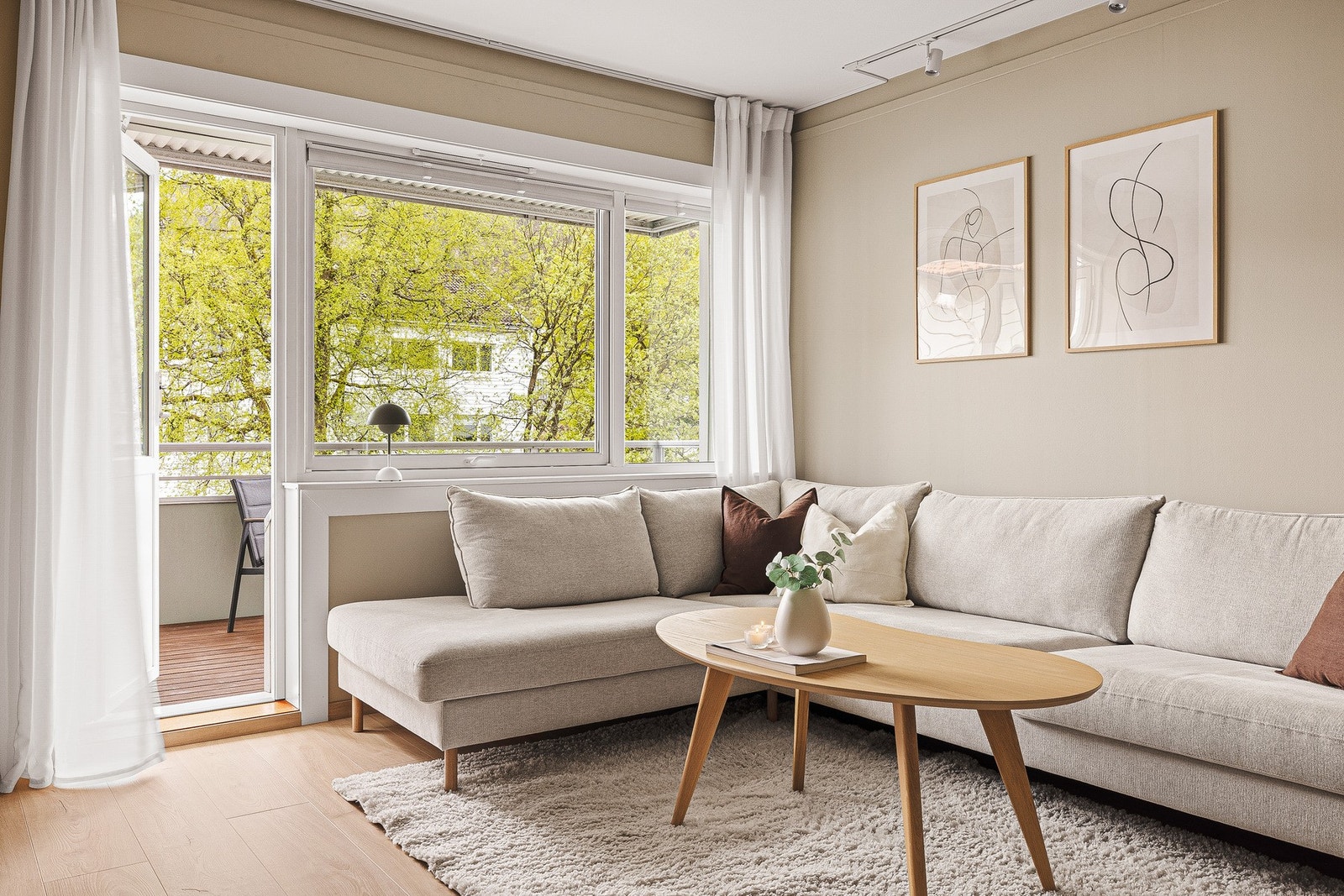 Fint lysinnslipp fra vindusflatene. Galleribilde