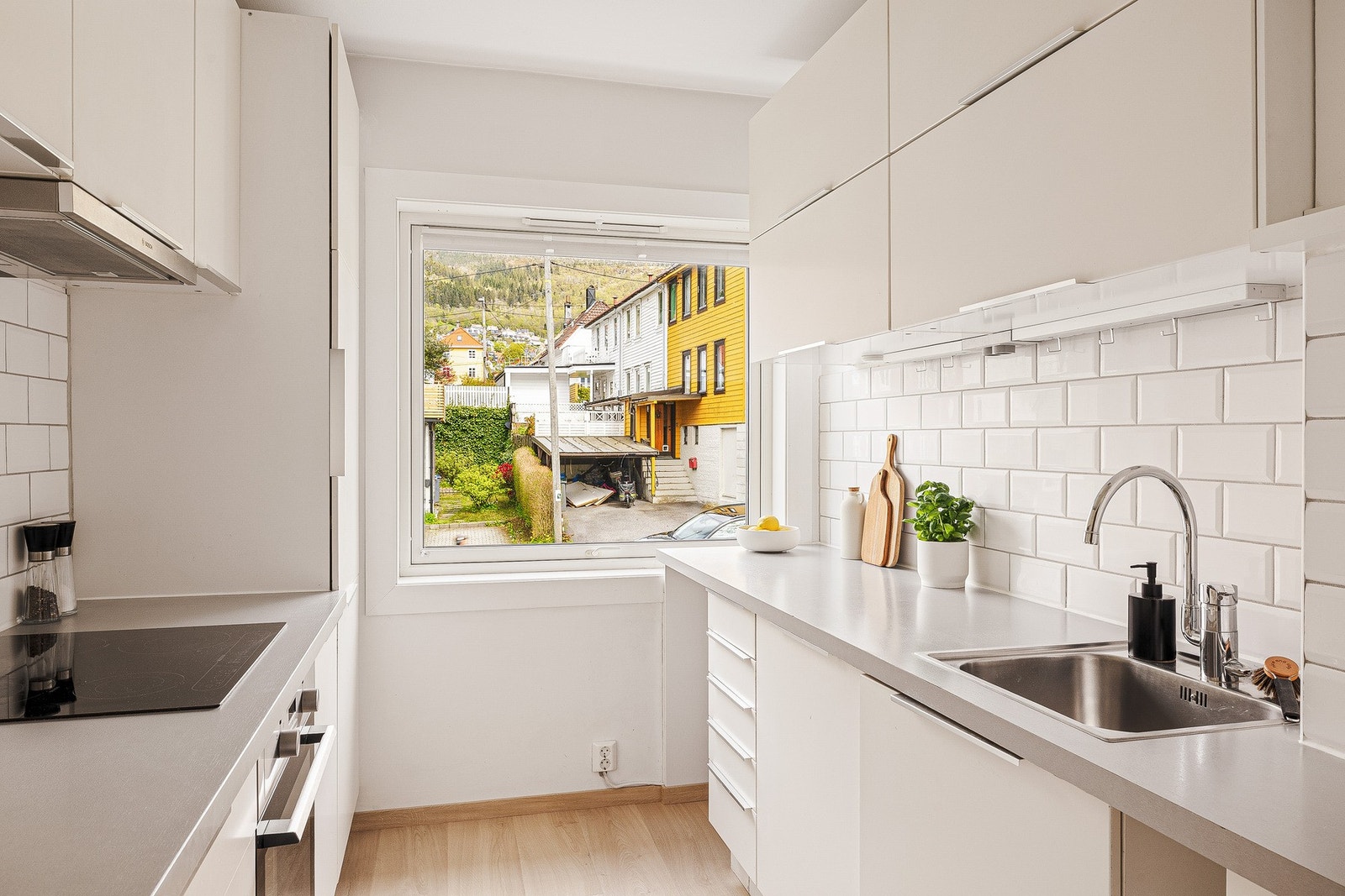 På kjøkkenet er det integrert stekeovn, platetopp, ventilator, oppvaskmaskin og kjøleskap med frysedel. Galleribilde