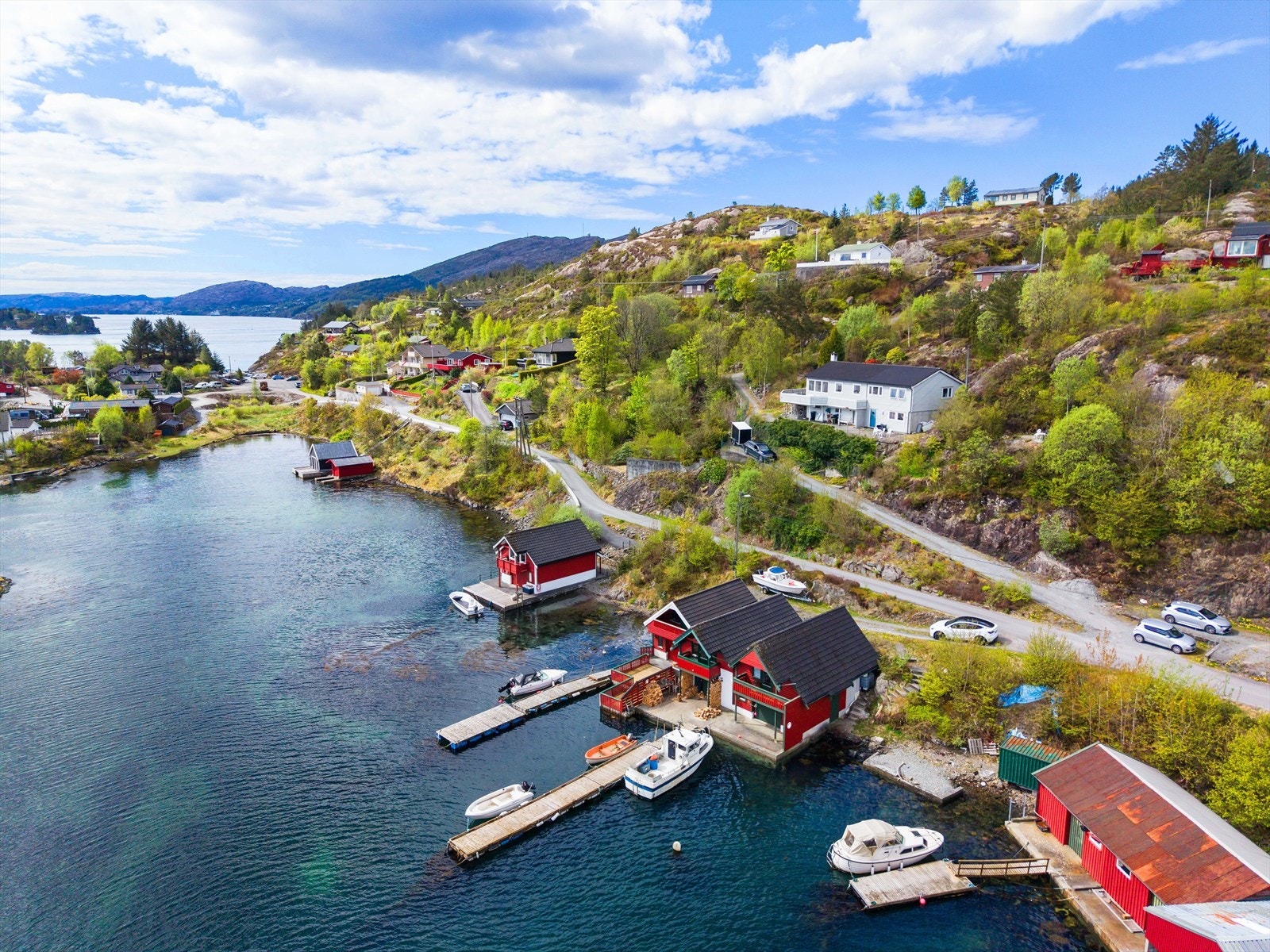 Nærområdet byr på maritime omgivelser med naust og brygger. Galleribilde