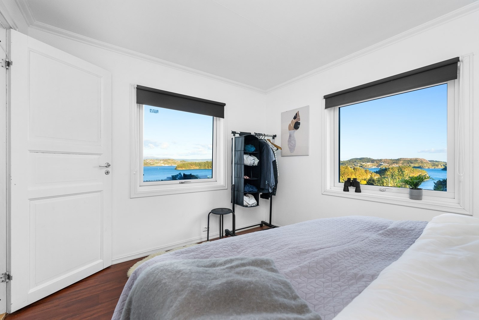 Hovedsoverommet har plass til dobbeltseng og byr på flott utsikt fra to vinduer. Galleribilde