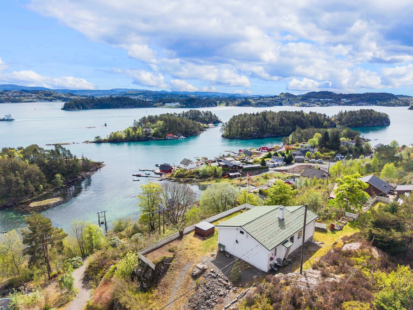 Her bor du med umiddelbar nærhet til sjøen, med badevik og båtfeste like nedenfor hytta. Galleribilde