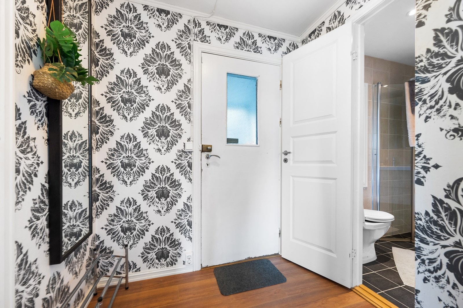 Entréen gir direkte tilgang til badet og stuen. Galleribilde