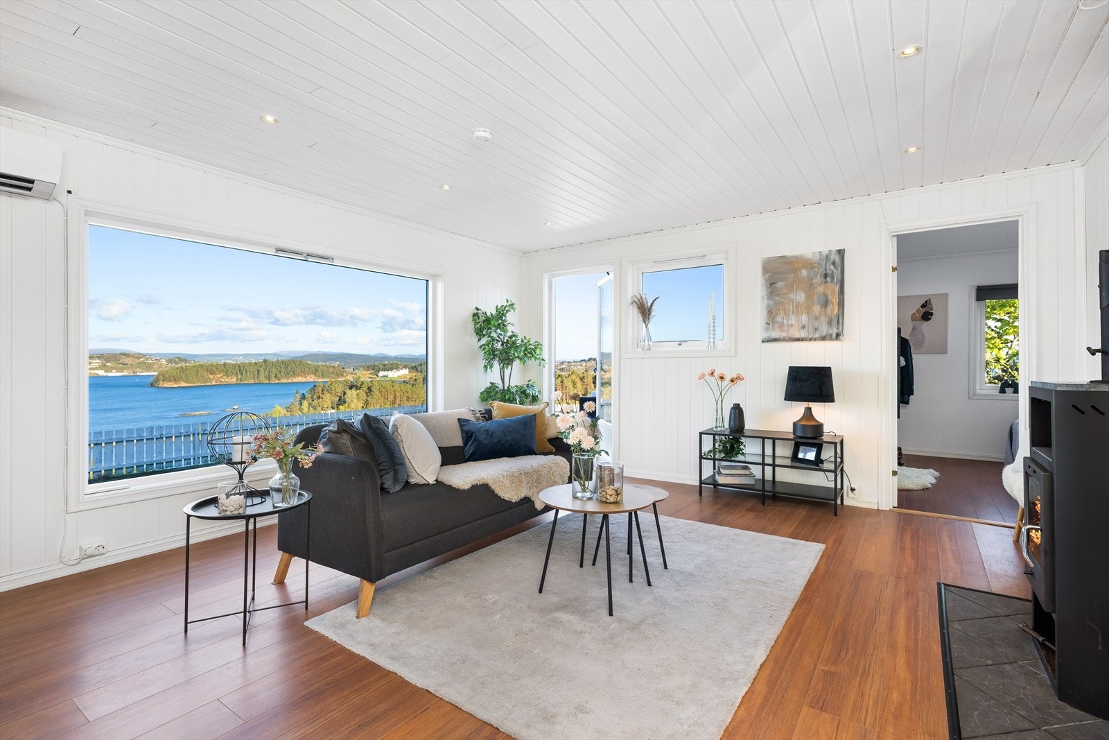 Utsikten over fjorden er et levende skue som endrer seg med lyset og årstidene. Galleribilde