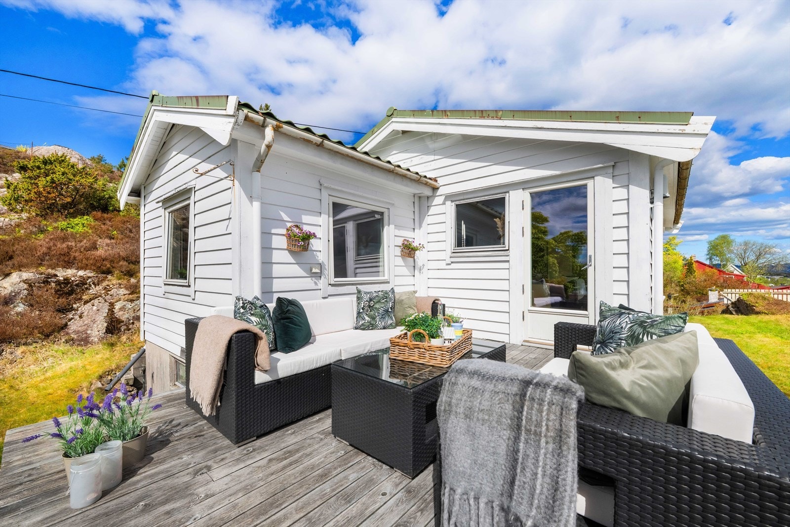 Stor treterrasse med god plass til utemøbler og grill. Galleribilde