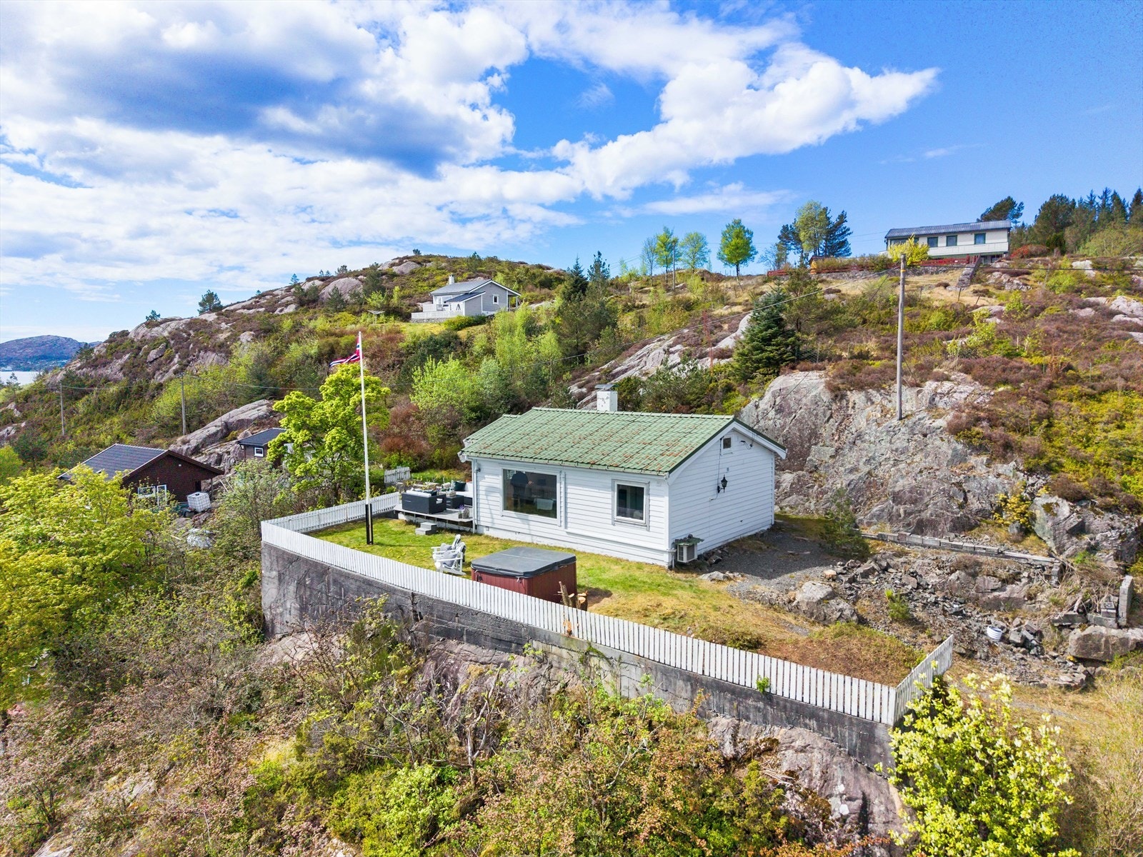 Eiendommen ligger fint til i terrenget, omkranset av natur. Galleribilde
