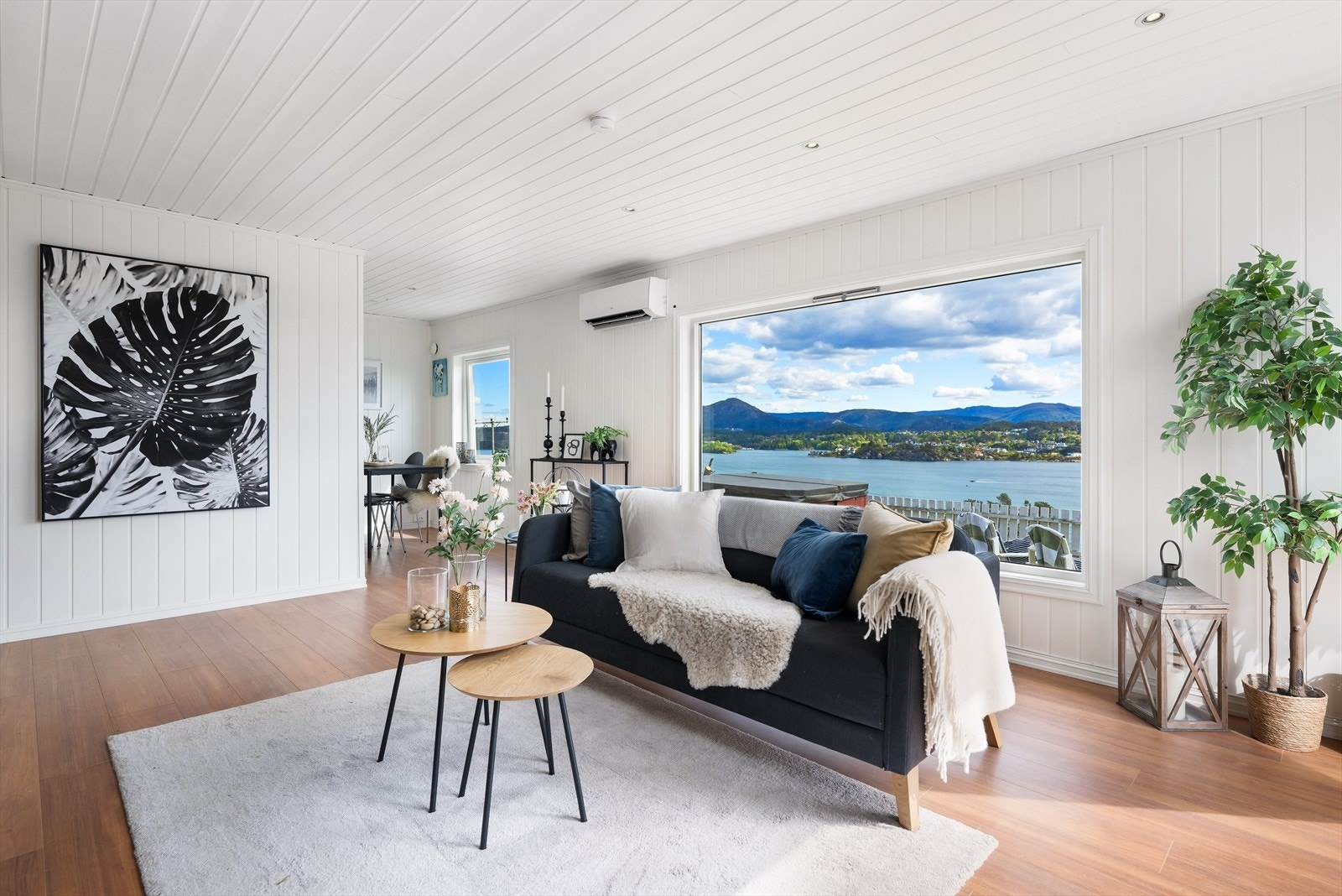 Stuen har store vindusflater som rammer inn den flotte utsikten og slipper inn rikelig med dagslys. Galleribilde
