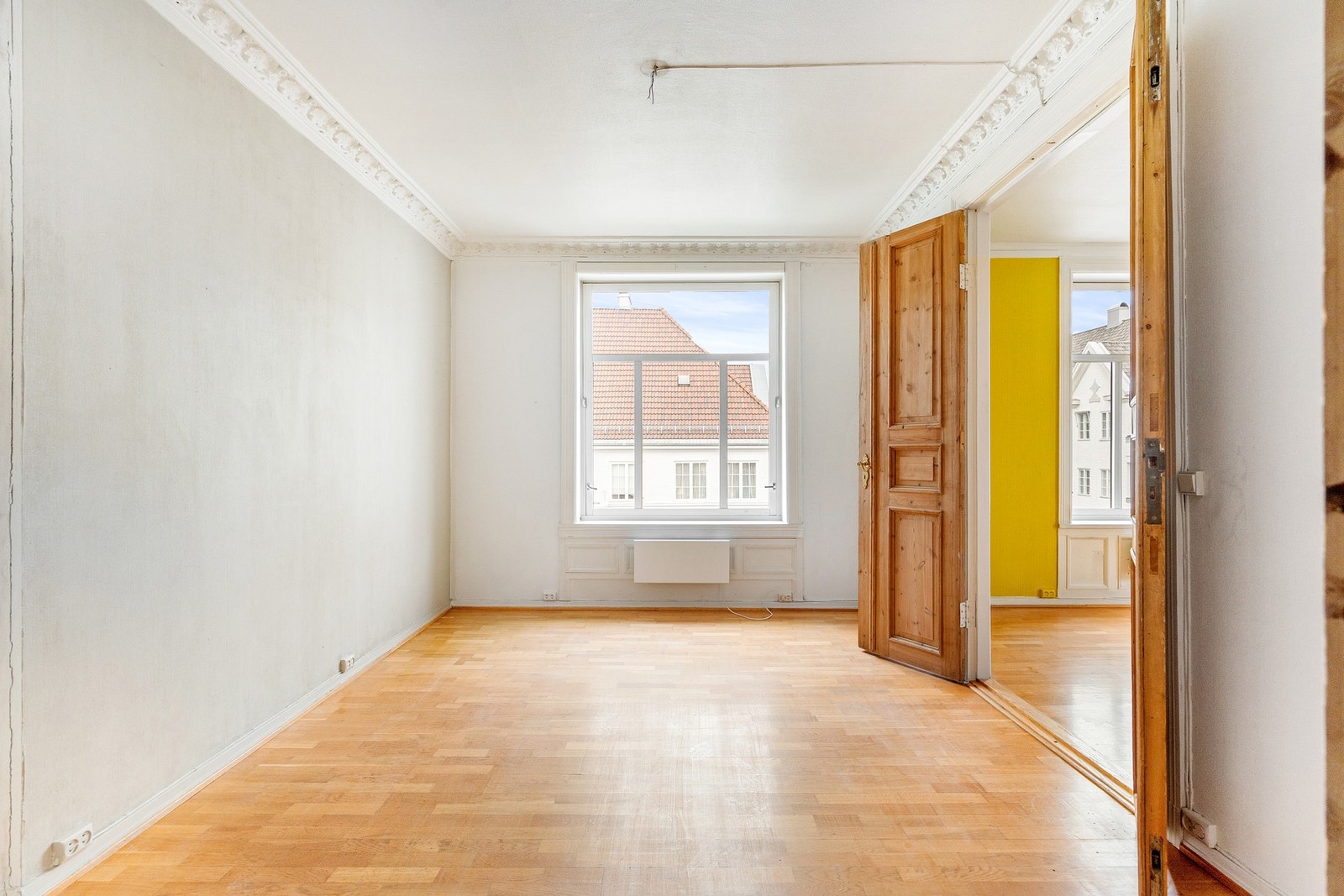Romslig stue 2 med store vindusflater og masse lys. Galleribilde
