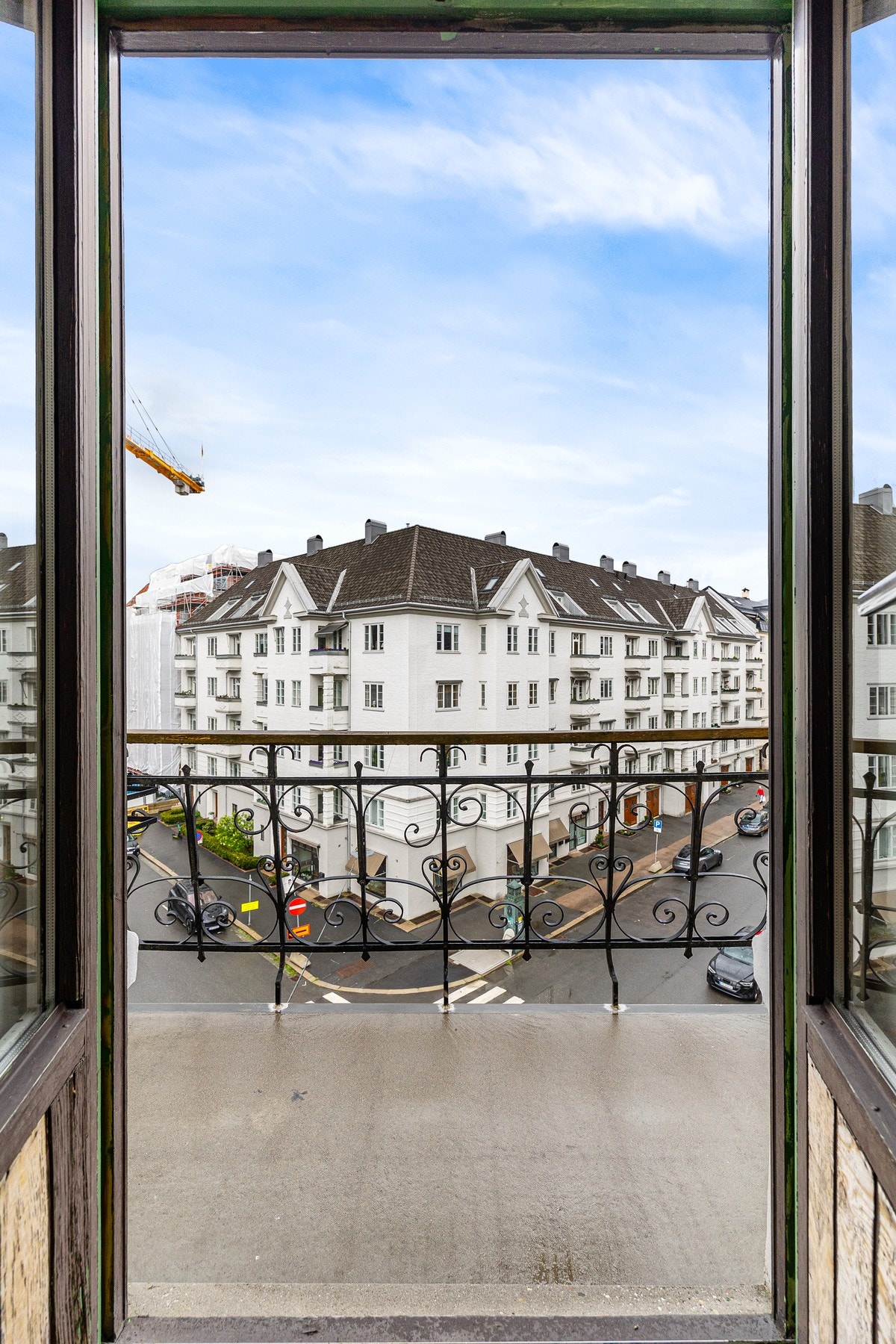 Fra stuen er det adkomst til en trivelig balkong. Galleribilde