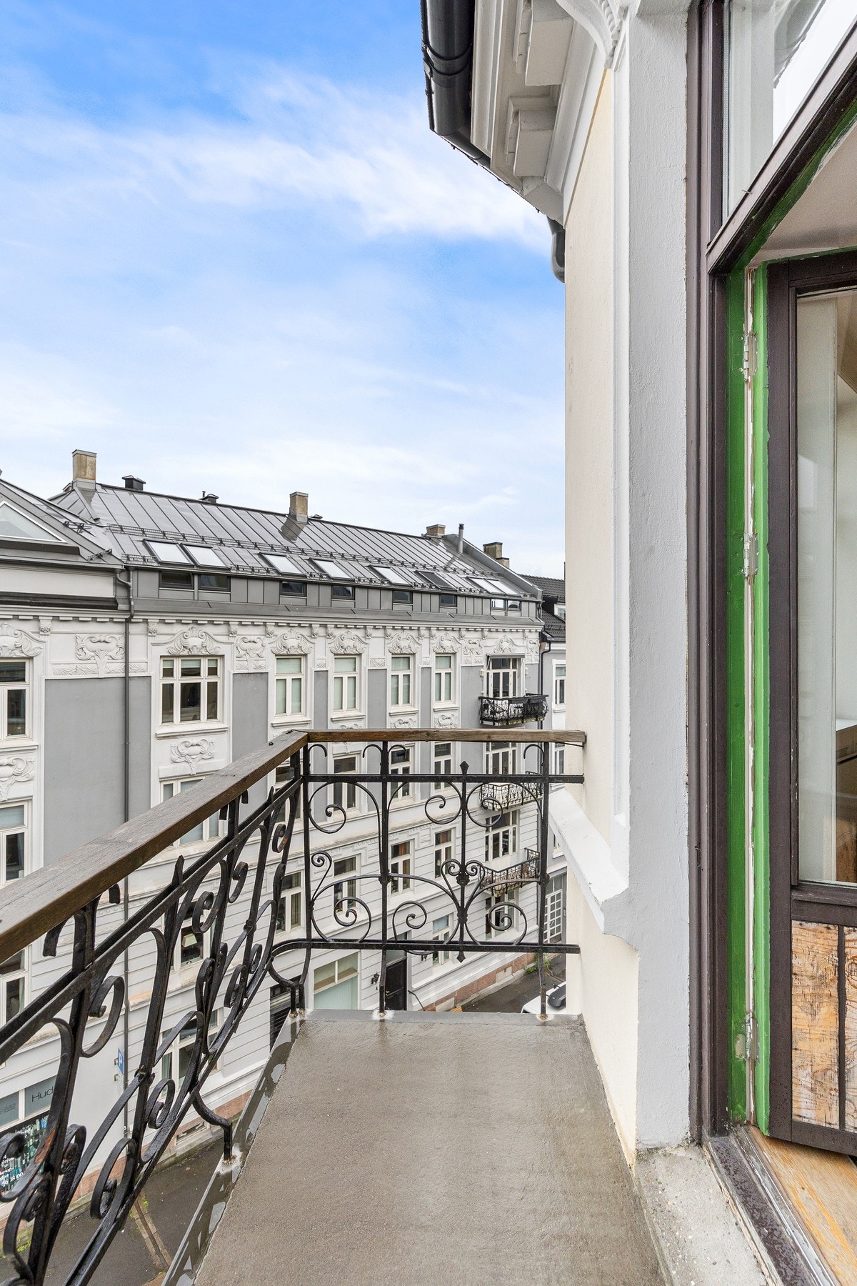 Pent utsyn mot klassisk bygårdsbebyggelse. Galleribilde