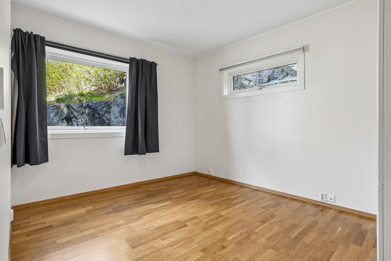 Det ene av leilighetens to soverom. Rommet har parkett på gulvet og vinduer med isolerglass. Galleribilde