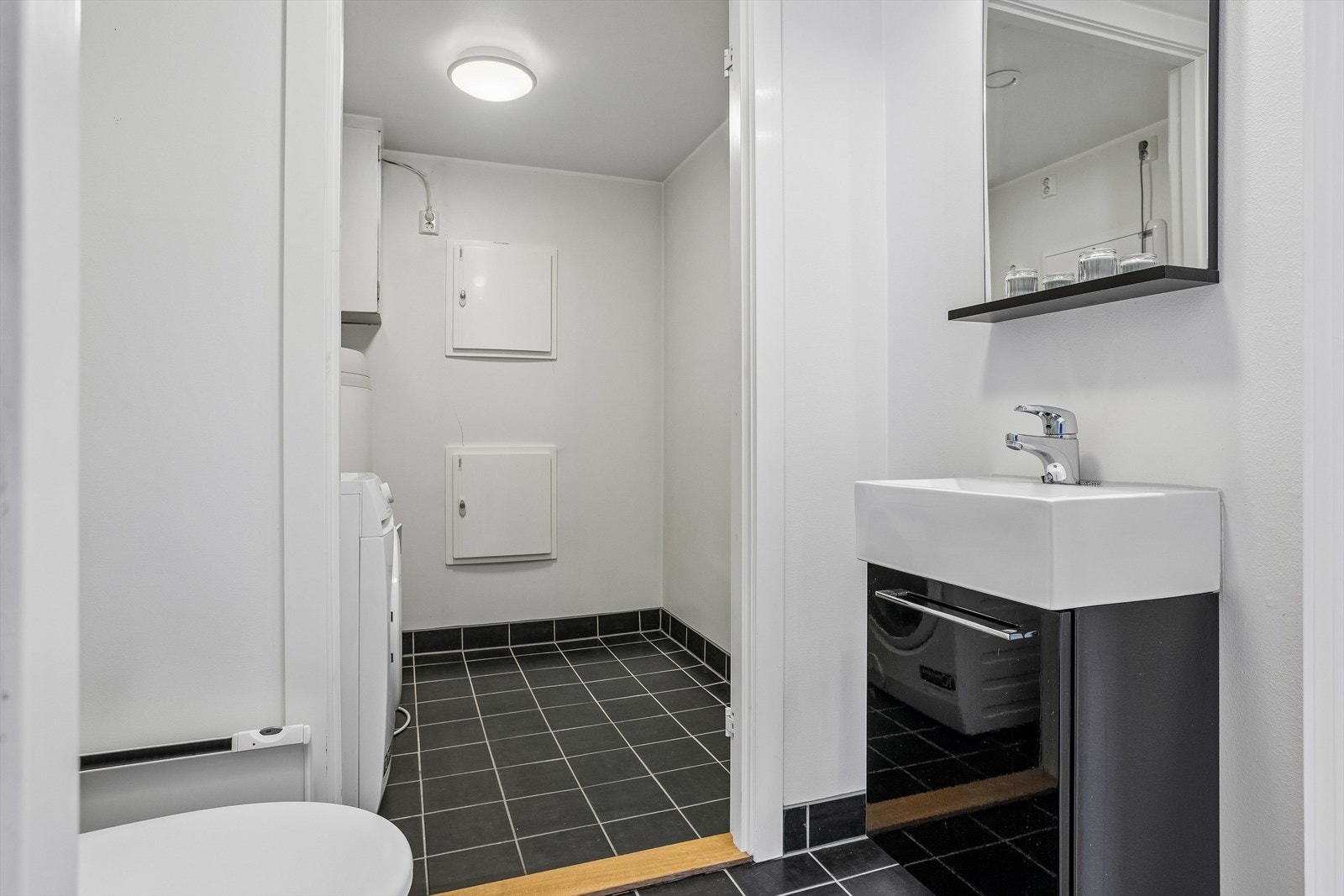 Toalettrommet har en åpen løsning mot et separat vaskerom. Galleribilde