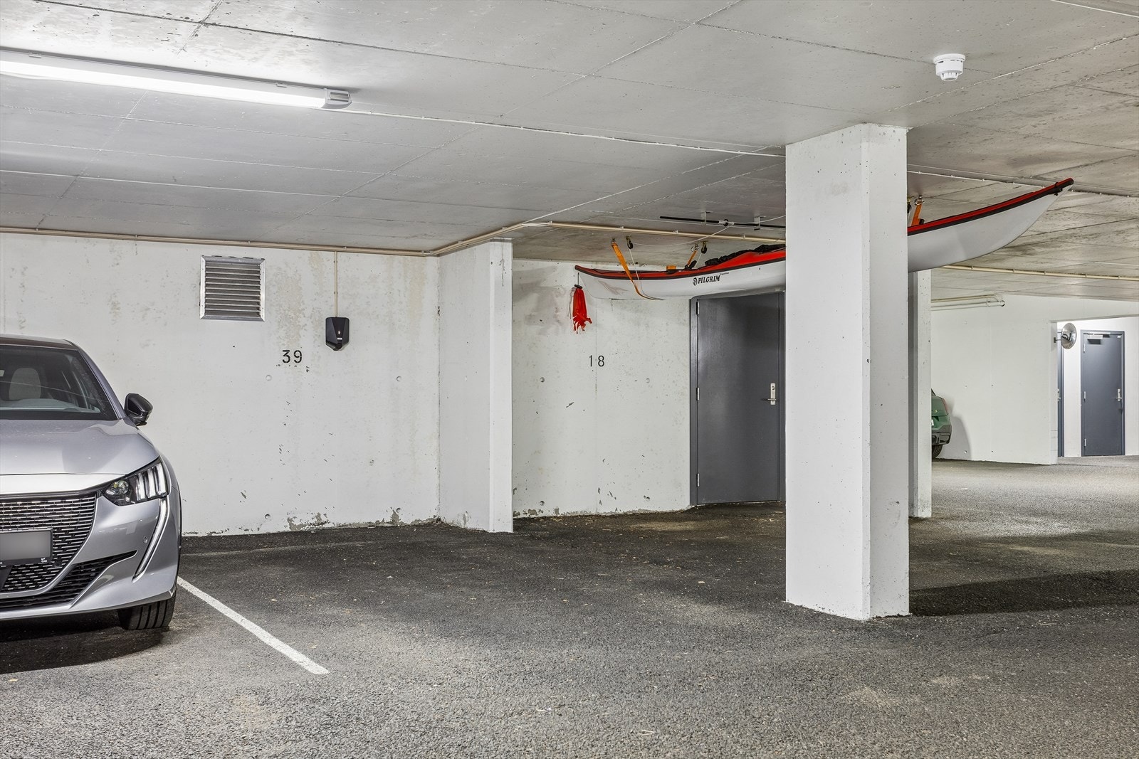 I det lukkede garasjeanlegget under bygget medfølger en parkeringsplass med elbillader. Ellers også gode gjesteparkeringsplasser under tak i bygget. Galleribilde