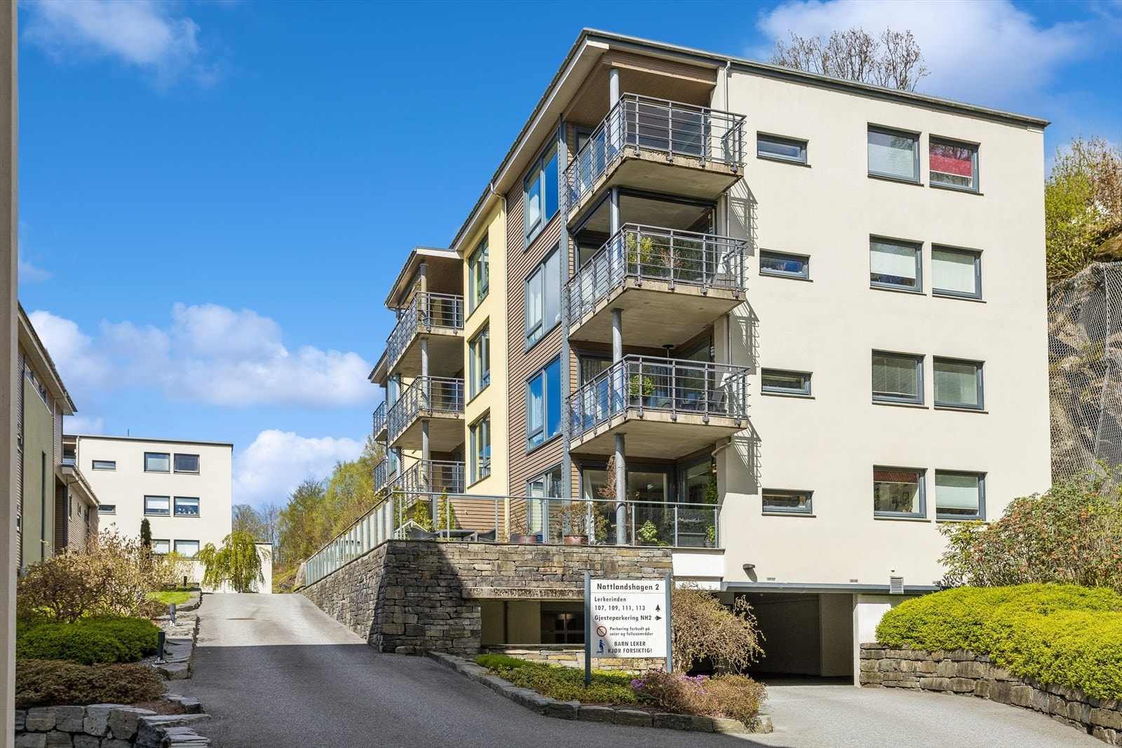 Adkomst til leiligheten via heis fra felles inngangsparti. Det medfølger parkeringsplass i lukket garasjeanlegg under bygget. Galleribilde