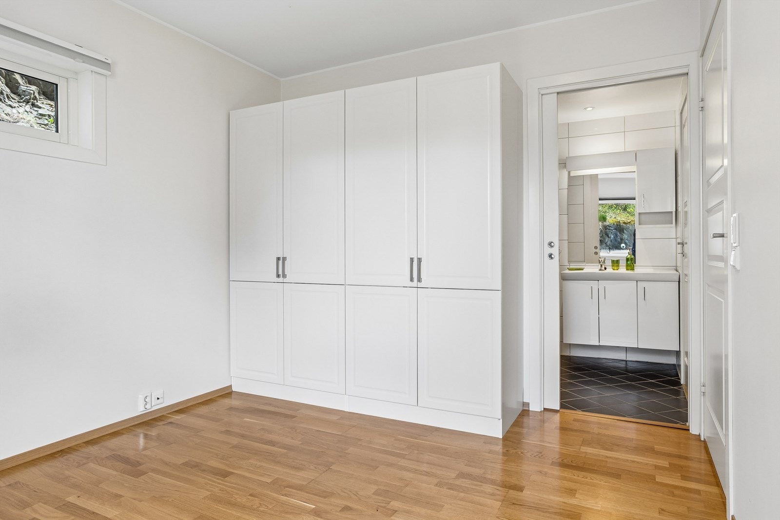 Det romsligste av de to soverommene har god plass til en stor garderobeløsning. Galleribilde