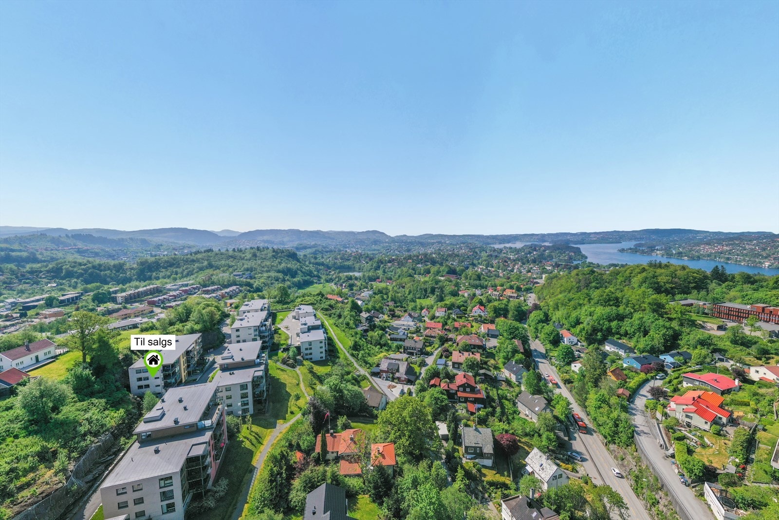 Eiendommen ligger i et etablert og rolig område, med umiddelbar nærhet til skog og mark for rekreasjon. Galleribilde