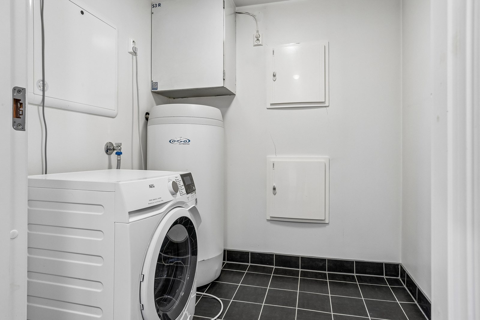 Eget vaskerom med opplegg for vaskemaskin. Her er også aggregat for balansert ventilasjon og varmtvannstank plassert. Galleribilde