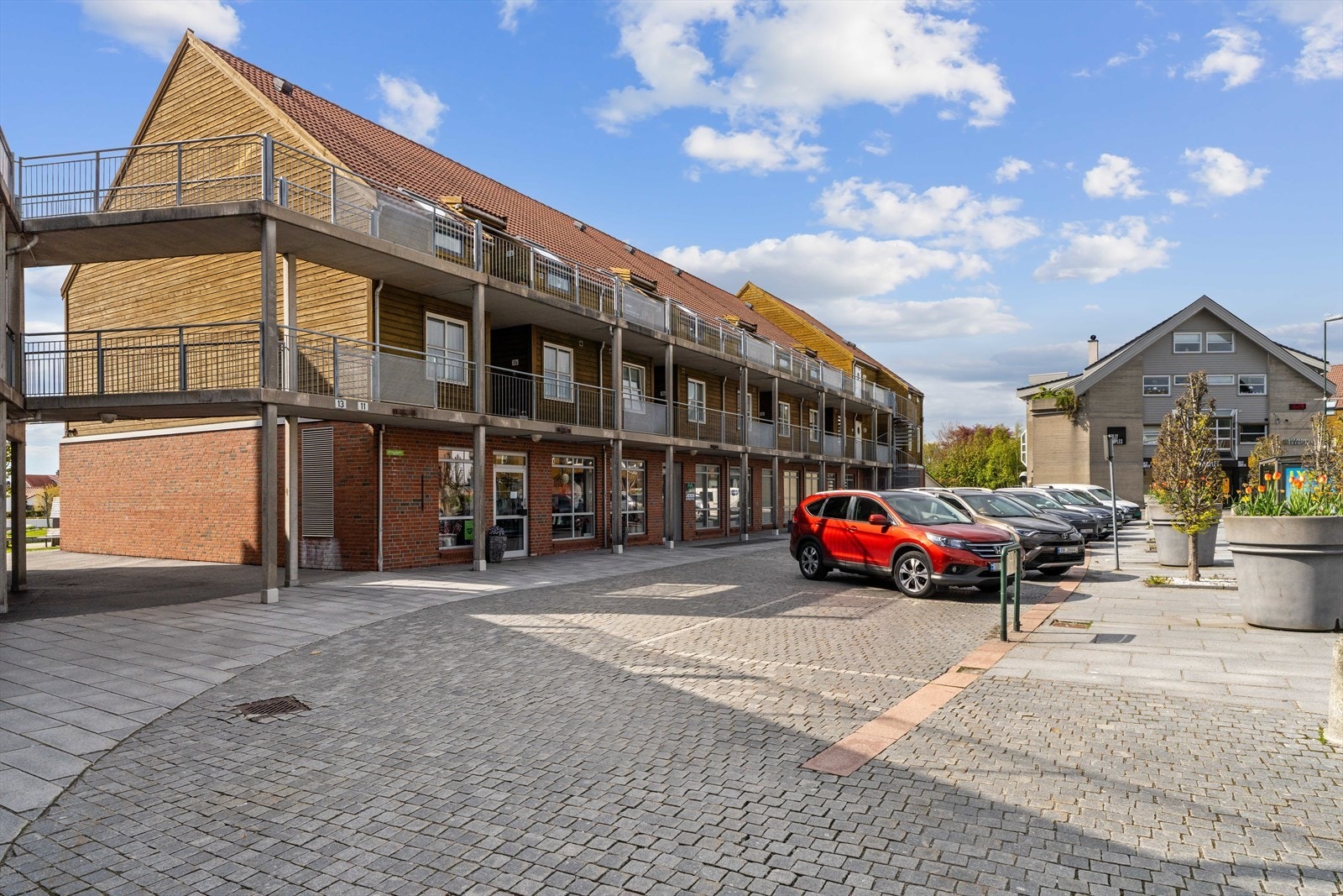 Eierseksjonssameiet består av 22 boligseksjoner og 5 næringsseksjoner. Beliggende sentralt til midt i Randaberg sentrum Galleribilde