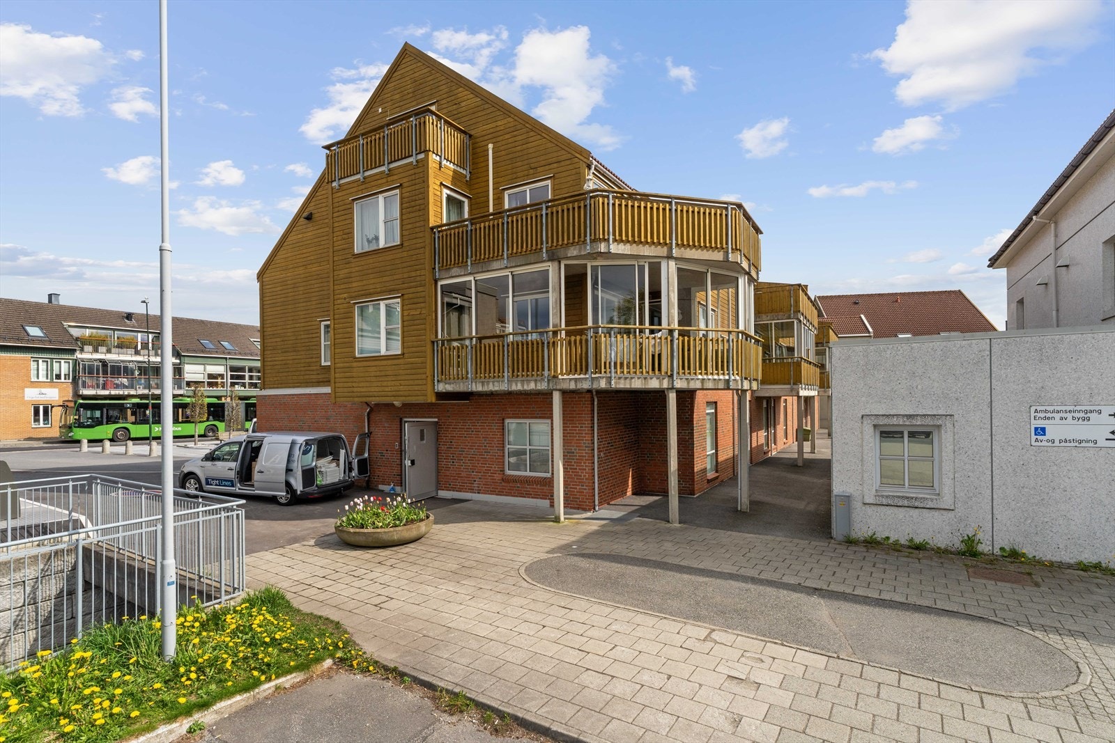 Bygget er fra 2001 og har heis med direkte adkomst ned til parkeringsanlegget. Galleribilde