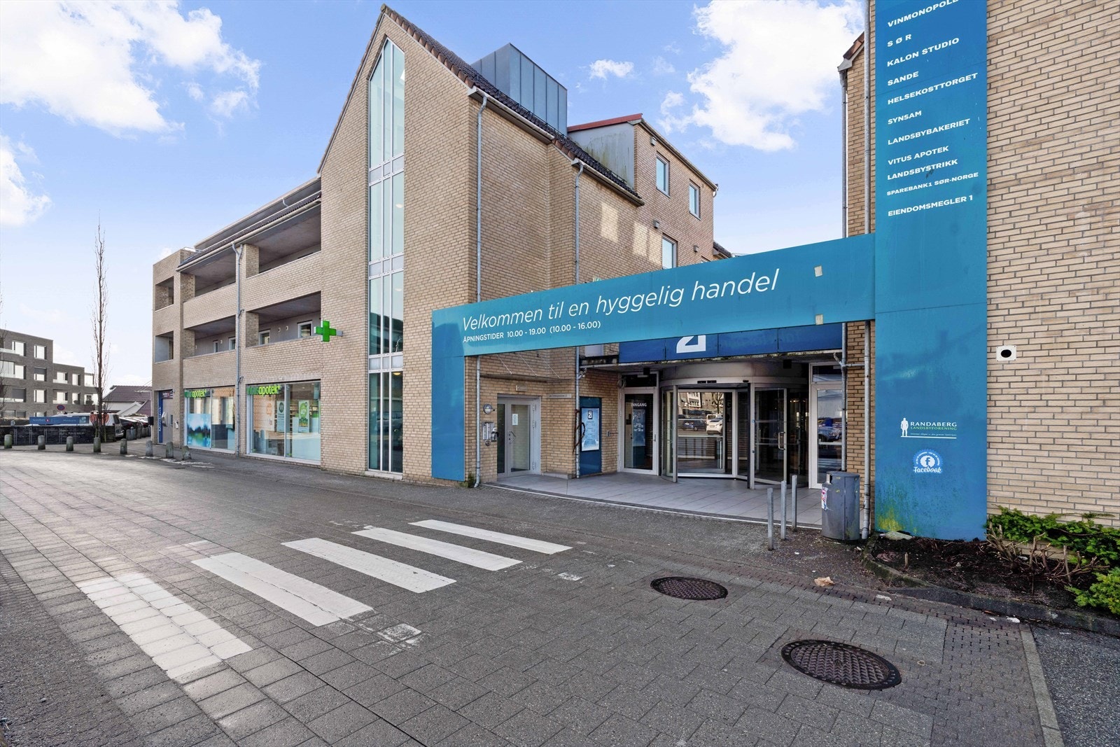 Leiligheten ligger midt i hjertet av Randaberg sentrum, kjent som den grønne landsbyen . Her bor du med umiddelbar tilgang til alt du trenger i hverdagen. Fra døren er det bare noen få skritt til dagligvarehandel, apotek, bank og spisesteder. Galleribilde