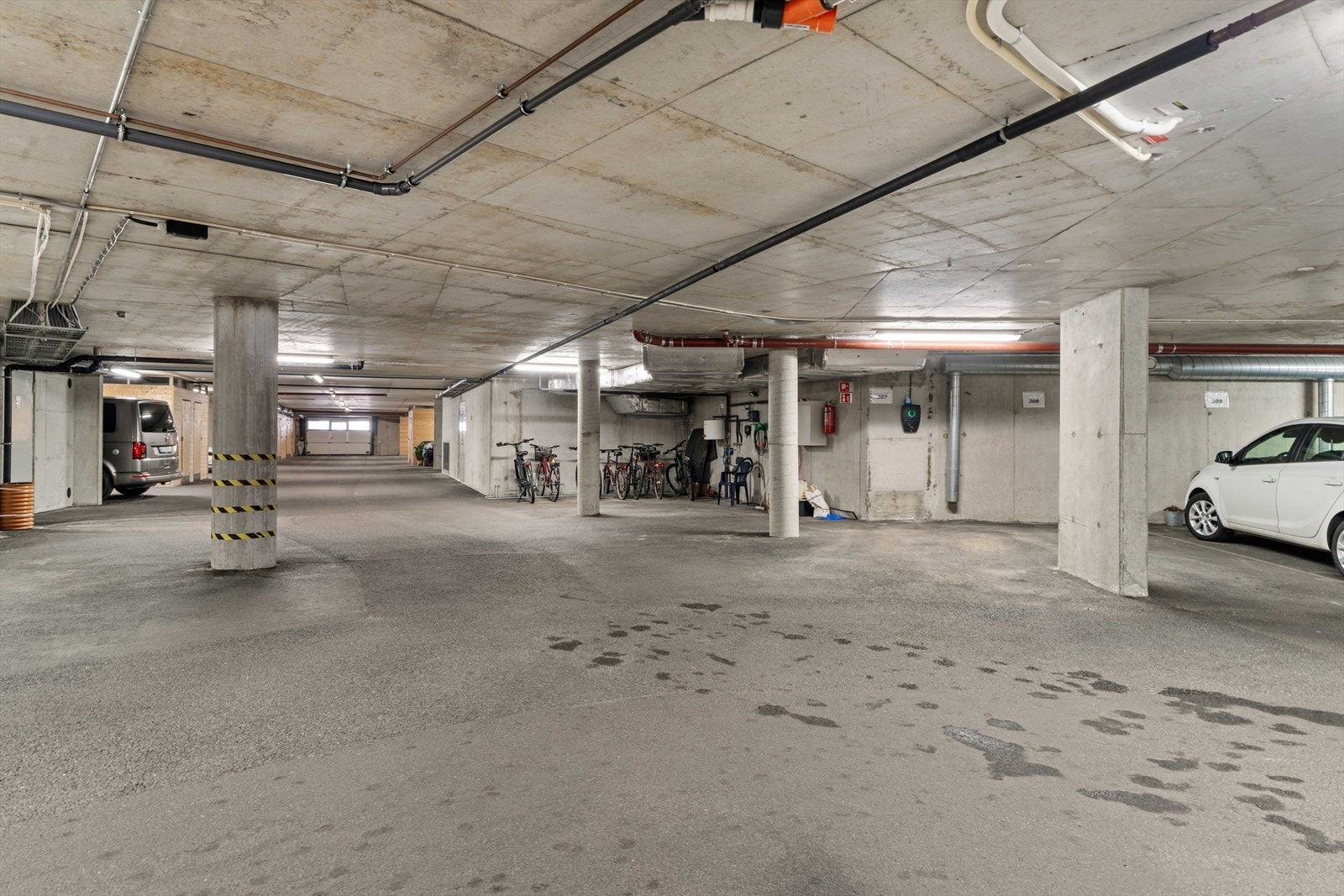 Det medfølger parkeringsplass og en ekstern bod i felles garasjeanlegg. Galleribilde