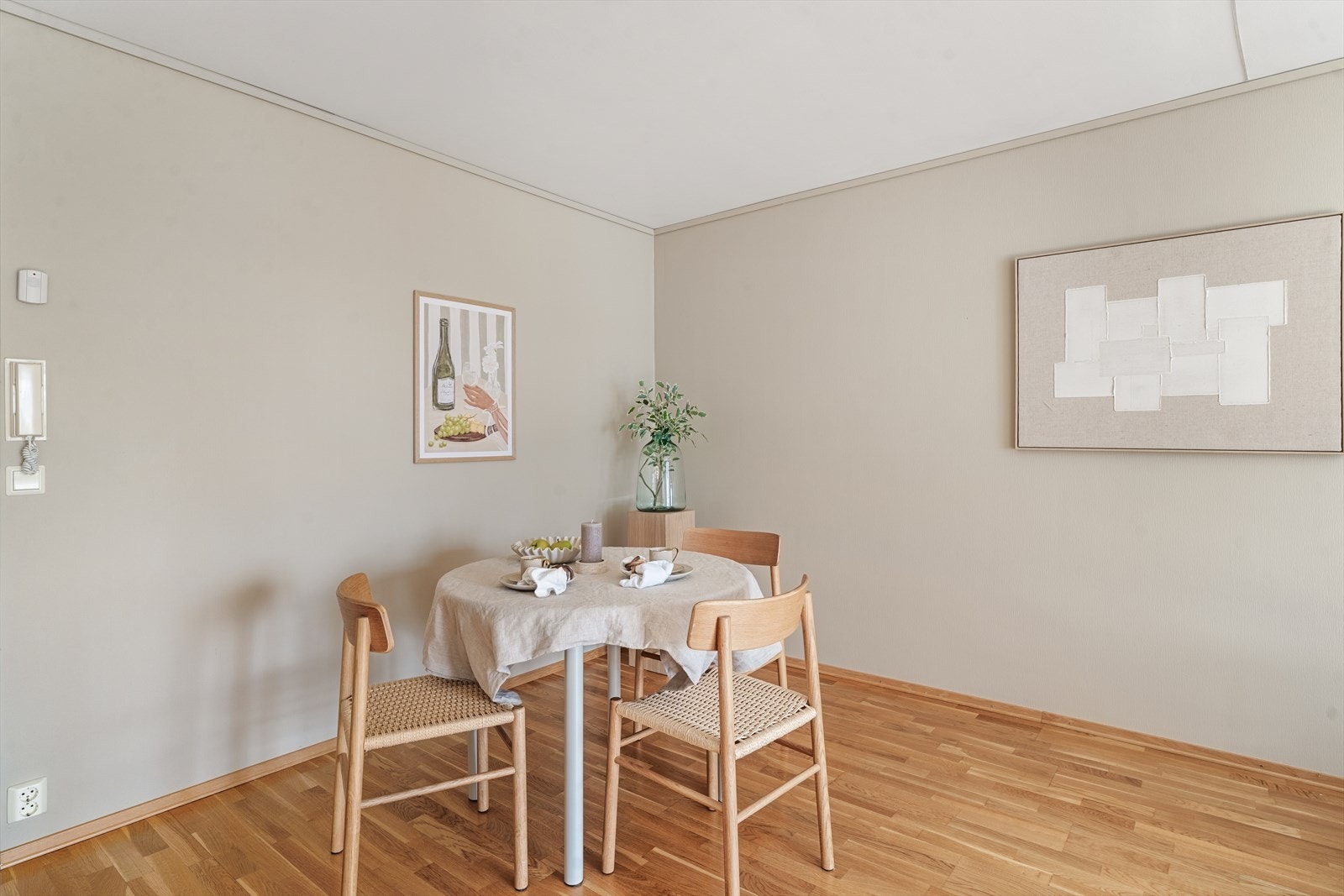 I tilknytning til kjøkkenet er det en naturlig plass for spisebord. Galleribilde