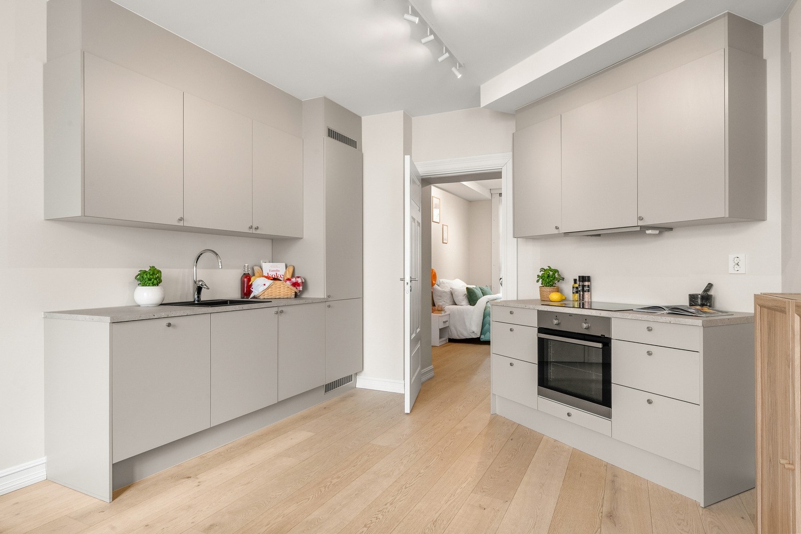 Kjøkkenet er utstyrt med integrerte hvitevarer, herunder induksjonstopp, stekeovn, oppvaskmaskin og kjøl-/fryseskap. Hvitevarene er levert av AEG, med oppvaskmaskin fra Electrolux. Galleribilde
