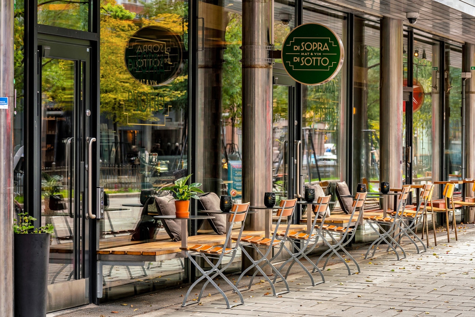 Her finner man et bredt utvalg av butikker og spisesteder, med gangavstand til både Karl Johans gate og Bogstadveien. Galleribilde